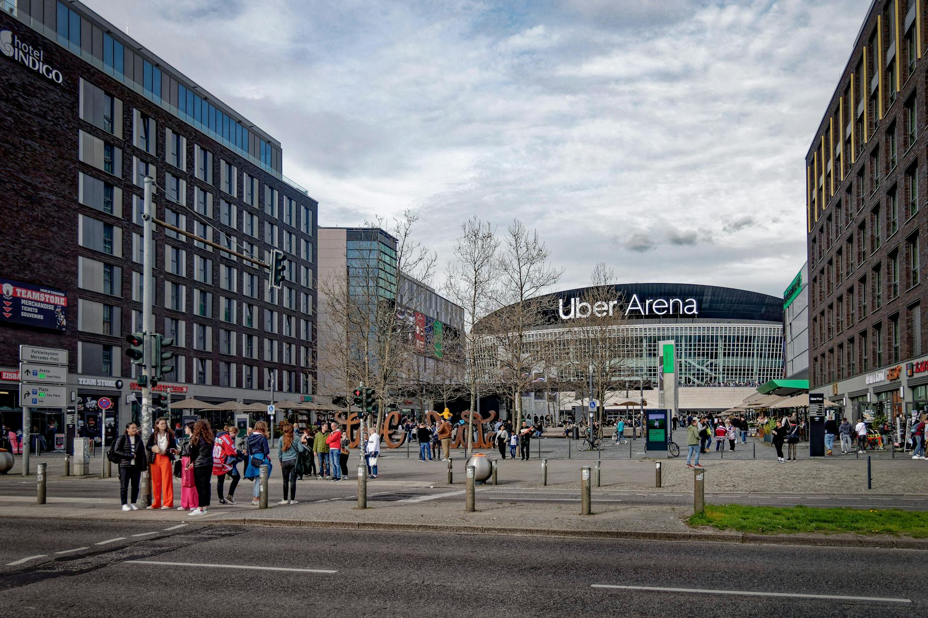 Die Mehrzweckhalle am Ostbahnhof: Hier soll am Donnerstagabend das „Hochrisikospiel“ Alba Berlin gegen Maccabi Tel Aviv beginnen.