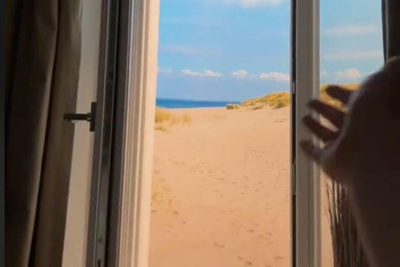 Der vermeintliche Fensterblick, mit dem in dem Airbnb-Inserat noch geworben wurde, war eine täuschend echt wirkende Fototapete mit einem sonnigen Strandmotiv – das Zimmer befand sich im dunklen Keller des Hauses...