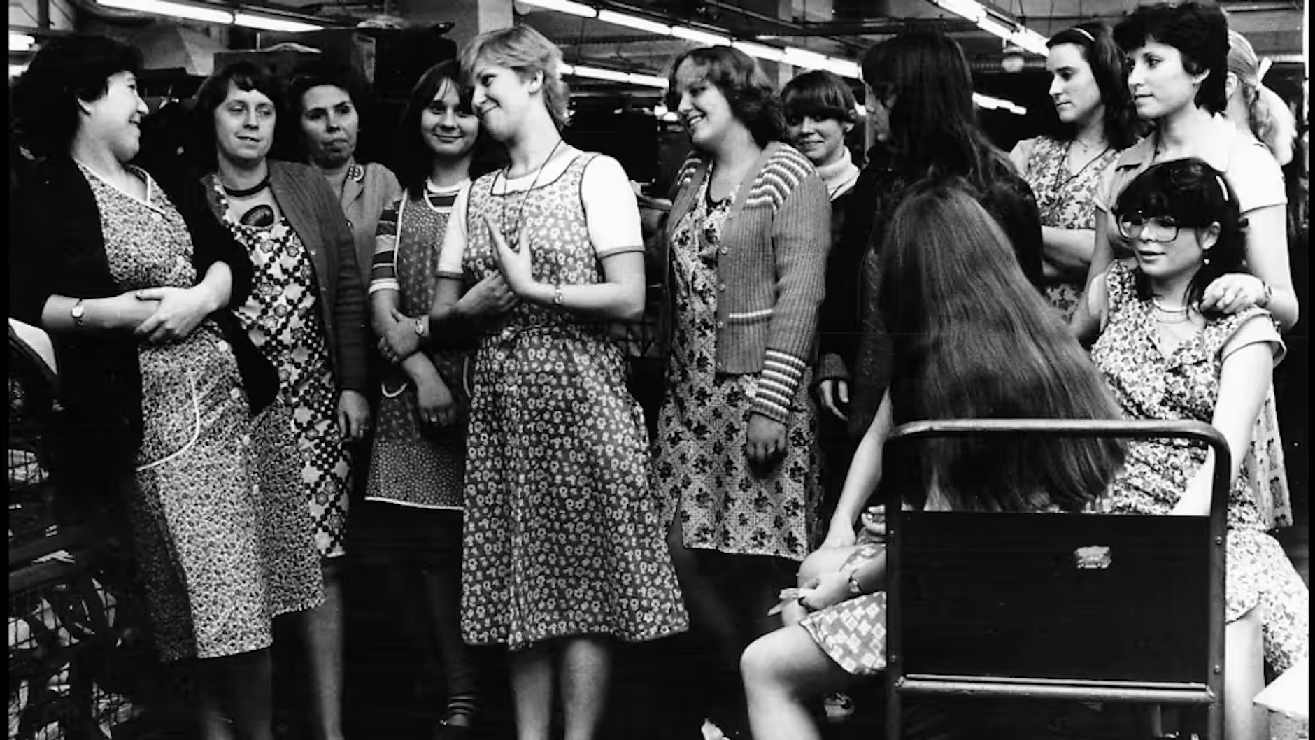 Ostberliner Arbeiterinnen in Kittelschürze: Dieses Foto der früheren KURIER-Reporterin Kollegin Marion Klemp in der Ausstellung „Blickwechsel“ auf dem einstigen Stasi-Areal in Berlin-Lichtenberg war der Auslöser für diese Kolumne.&nbsp;&nbsp;
