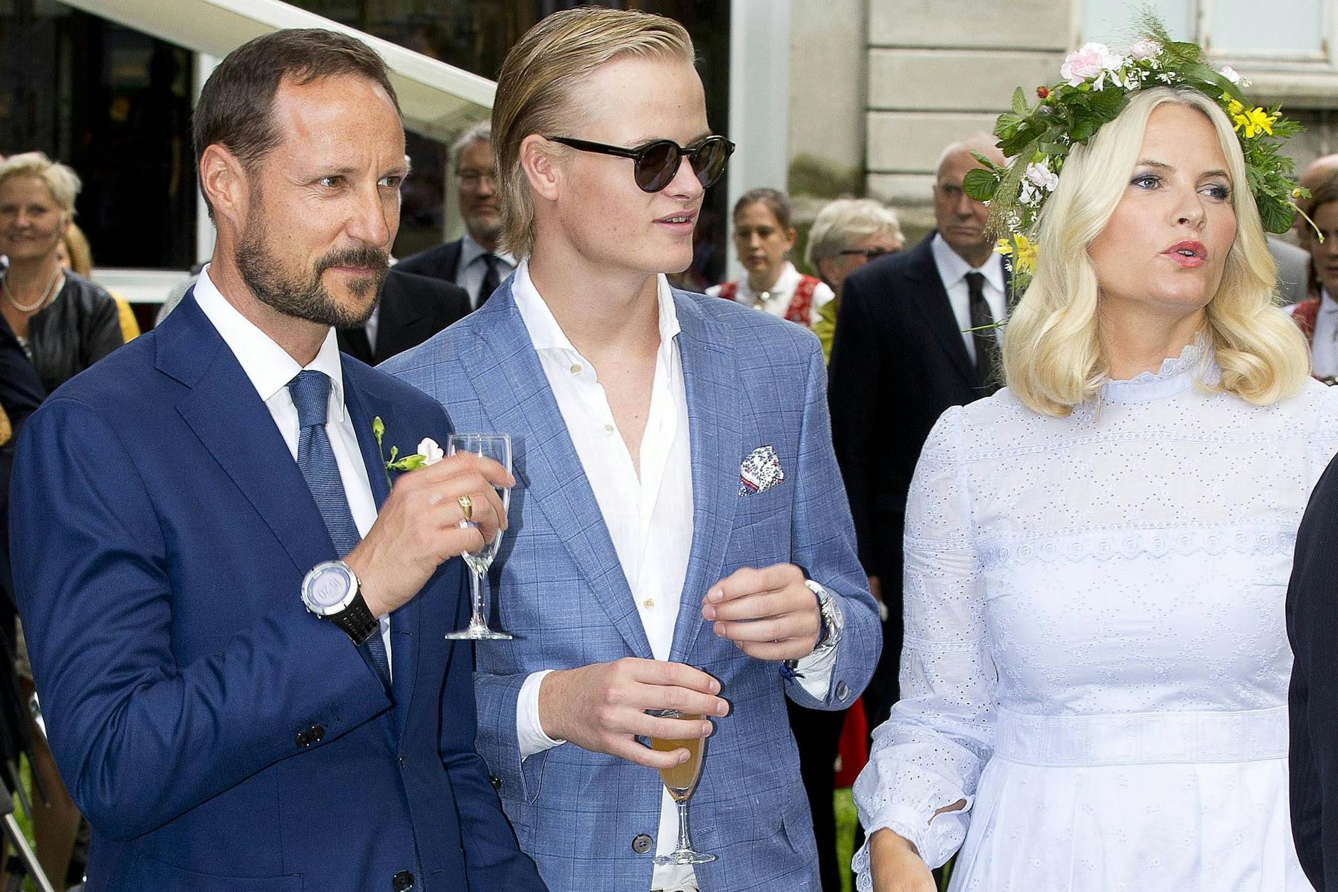Kronprinzessin Mette-Marit, Kronprinz Haakon und Marius Borg Høiby in Trondheim im Jahr 2016.