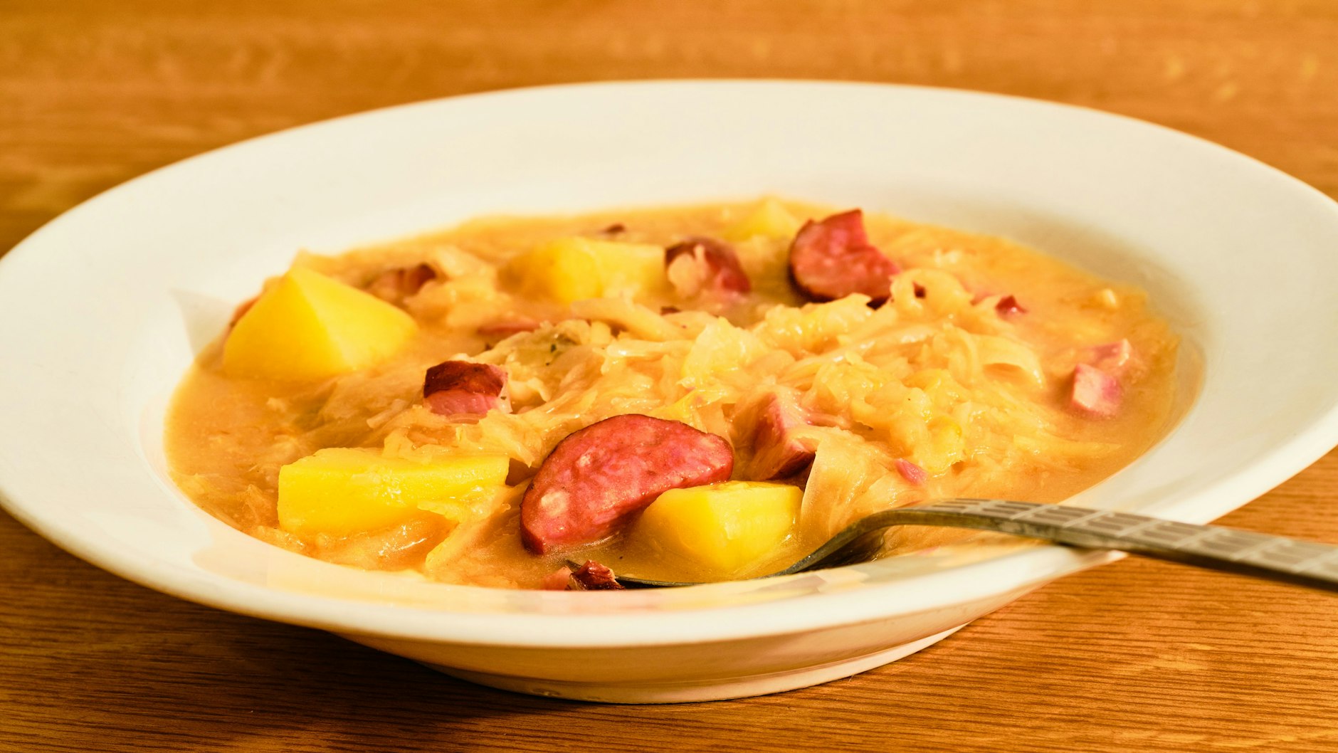 Lecker und würzig: Diese tschechische Krautsuppe mit Wurst schmeckt garantiert der ganzen Familie!