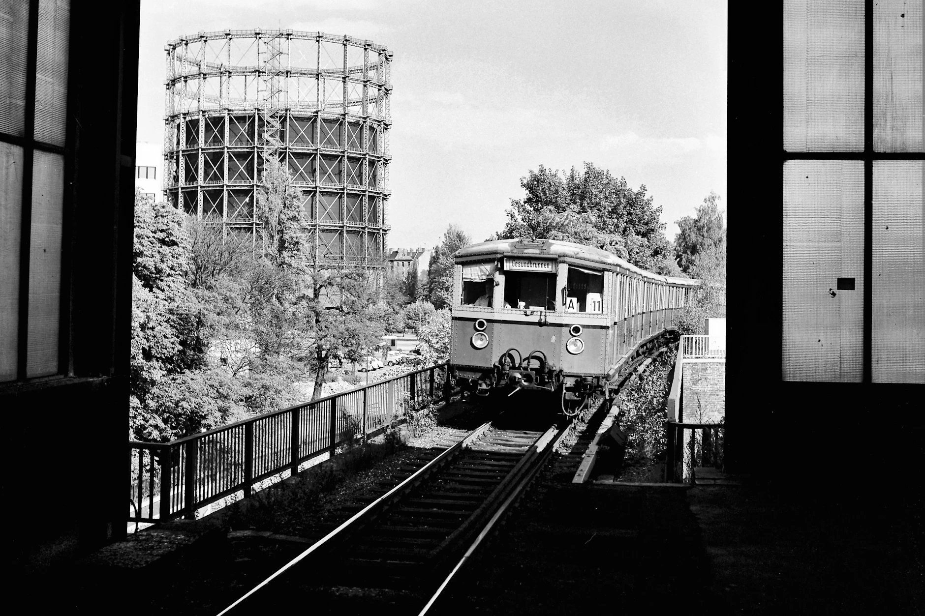 Damals auf dem Ring: Vor der Kulisse des Gasometers fährt eine S-Bahn 1977 in Schöneberg ein. Damals wurde sie auch im Westen von Berlin von der Deutschen Reichsbahn der DDR betrieben.