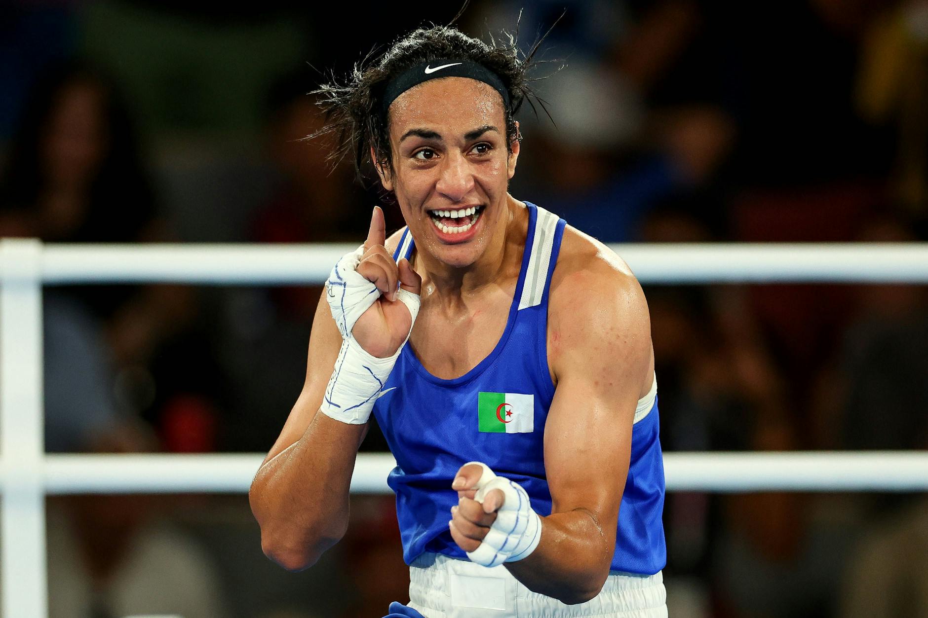 Imane Khelif jubelt nach ihrem Sieg gegen Janjaem Suwannapheng aus Thailand. Die Algerierin ist damit ins Finale gezogen.