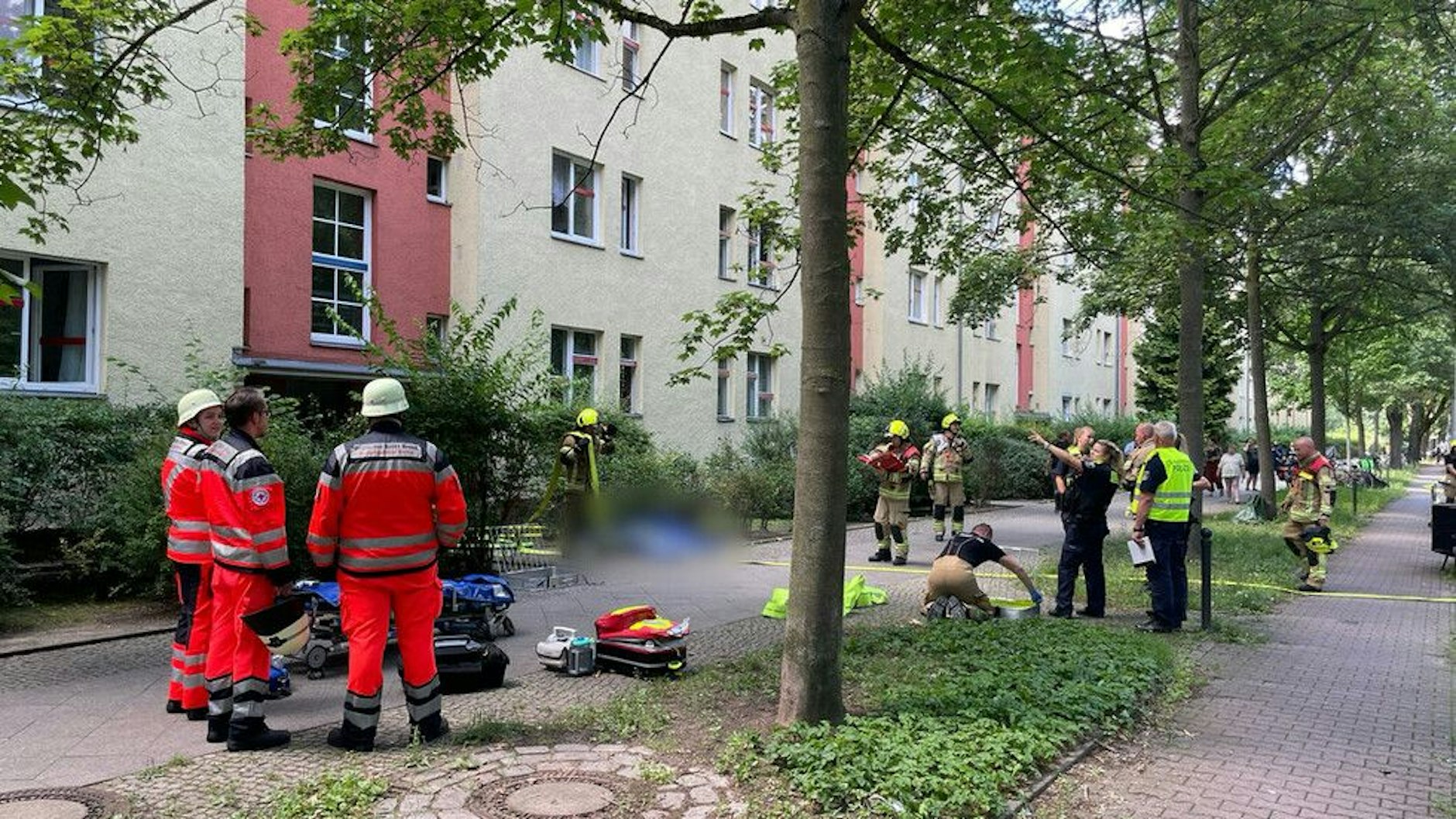 Am 24. Juli löschte die Berliner Feuerwehr in der Neuen Krugallee im Plänterwald, fand dort die Leiche einer 72-Jährigen. Wurde auch sie ein Opfer des Todesengels?