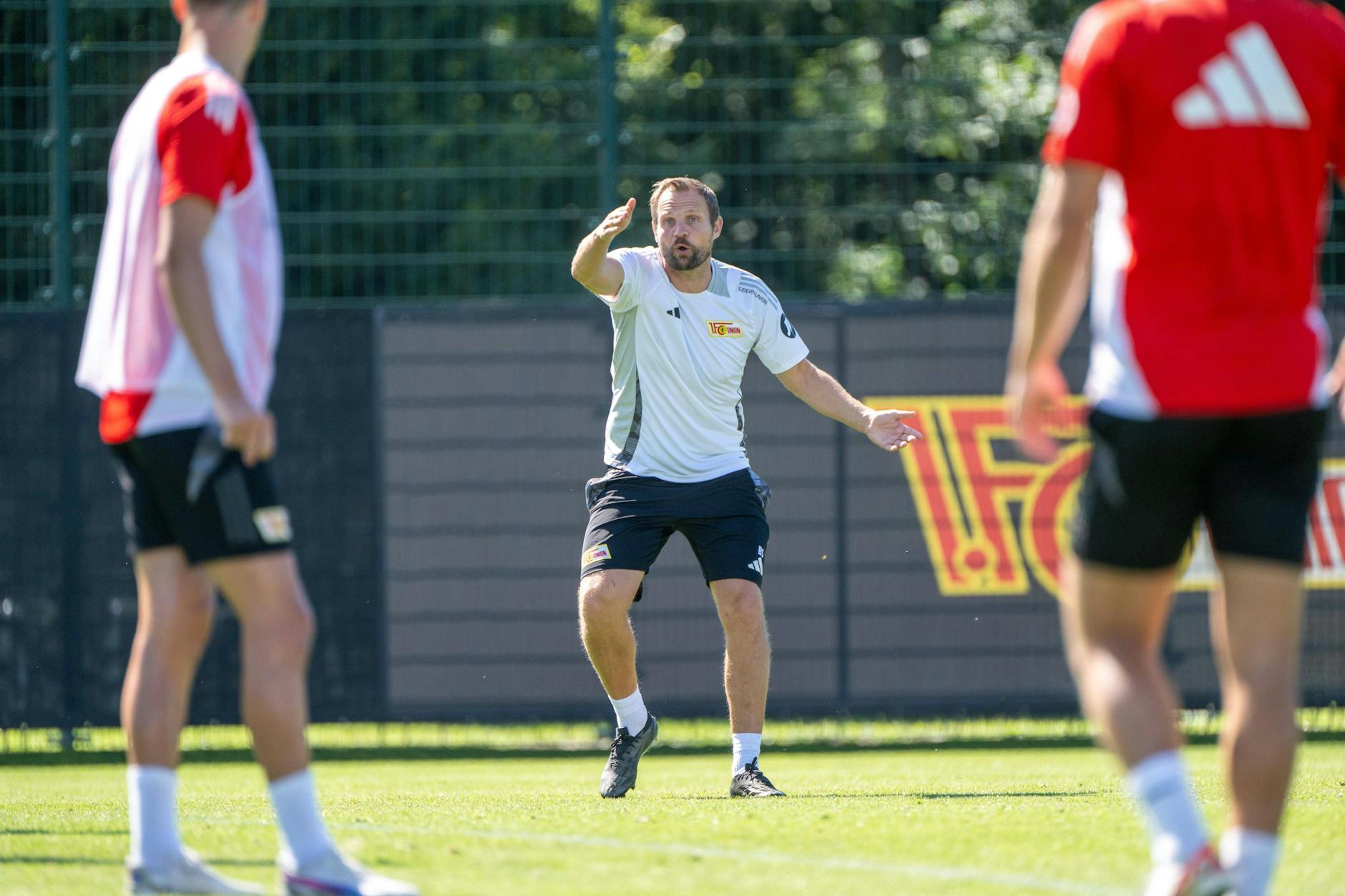 Lautstark und mittendrin statt nur dabei: Bo Svensson (45), Cheftrainer des 1. FC Union, greift beim Training oft ein.