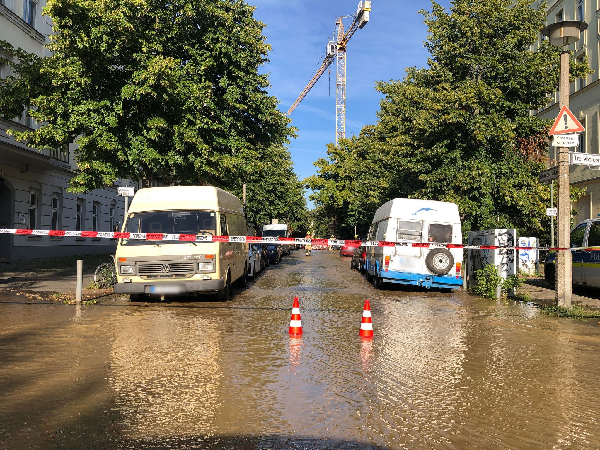Image - Wasser-Schock! Rohr geplatzt, mehrere Straßen werden zum Schwimmbassin