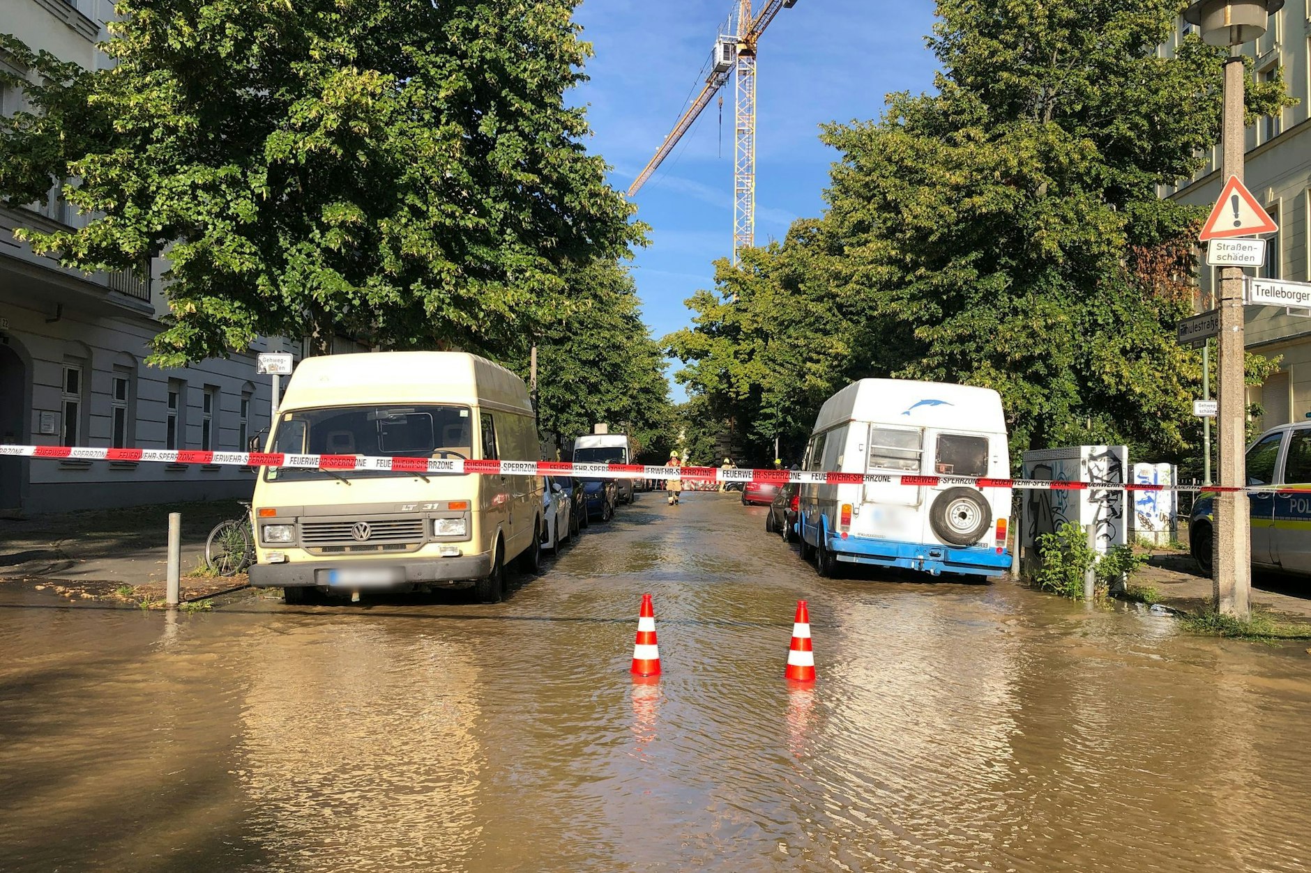 In Berlin-Pankow steht nach einem Wasserrohrbruch eine ganze Straße unter Wasser. 