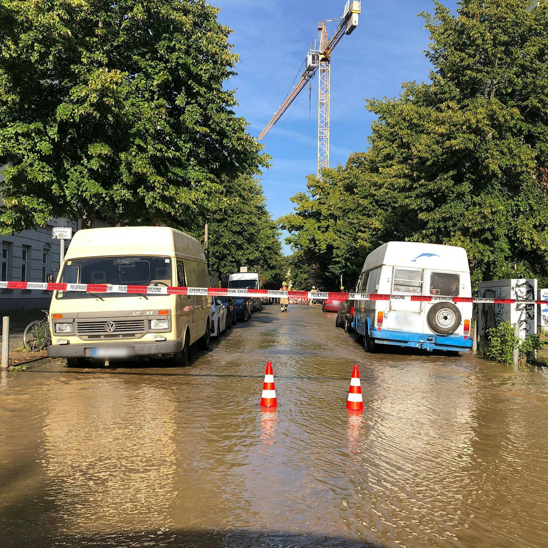 Wasser-Schock! Rohr geplatzt, mehrere Straßen werden zum Schwimmbassin