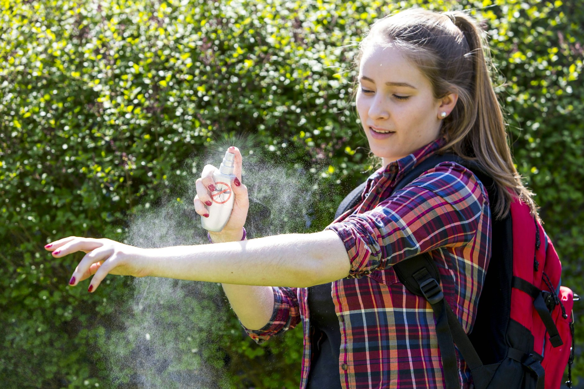 Mückenspray können Sie ganz einfach selbst herstellen.