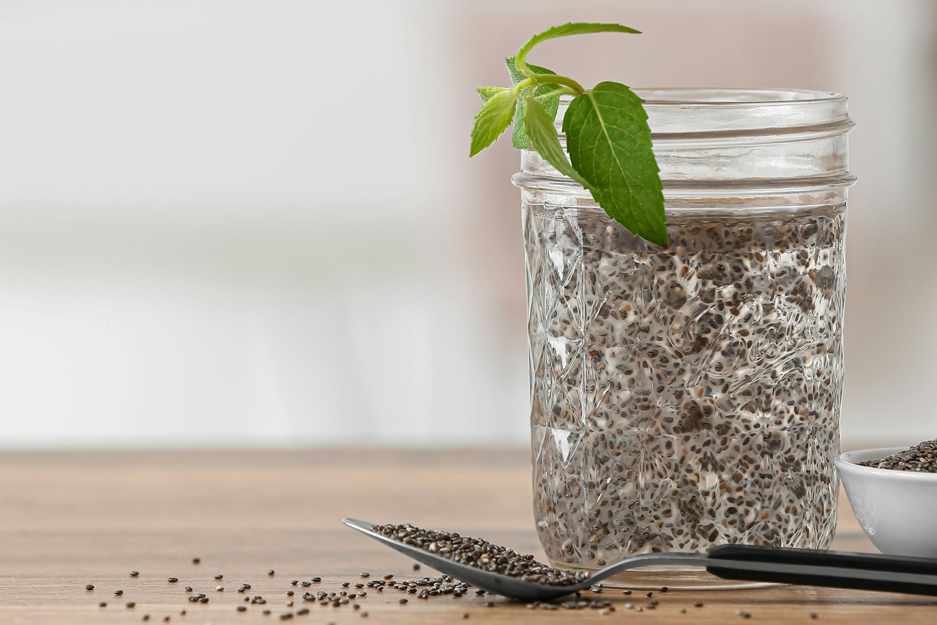 TikTok hat schon viele Trends hervorgebracht, aber der neueste Hype um Chia-Wasser, auch liebevoll "Kaulquappen-Wasser" genannt, sorgt für besonders viel Aufsehen.