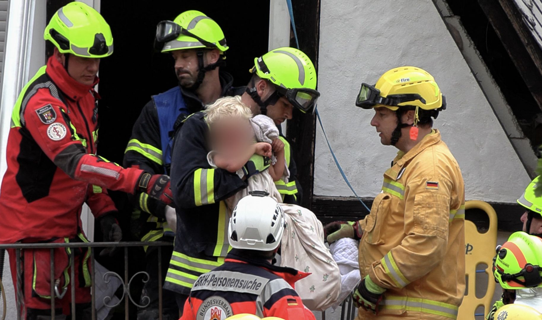 Hotel-Horror in Kröv: Hier holen sie die ersten Opfer aus der Ruine!