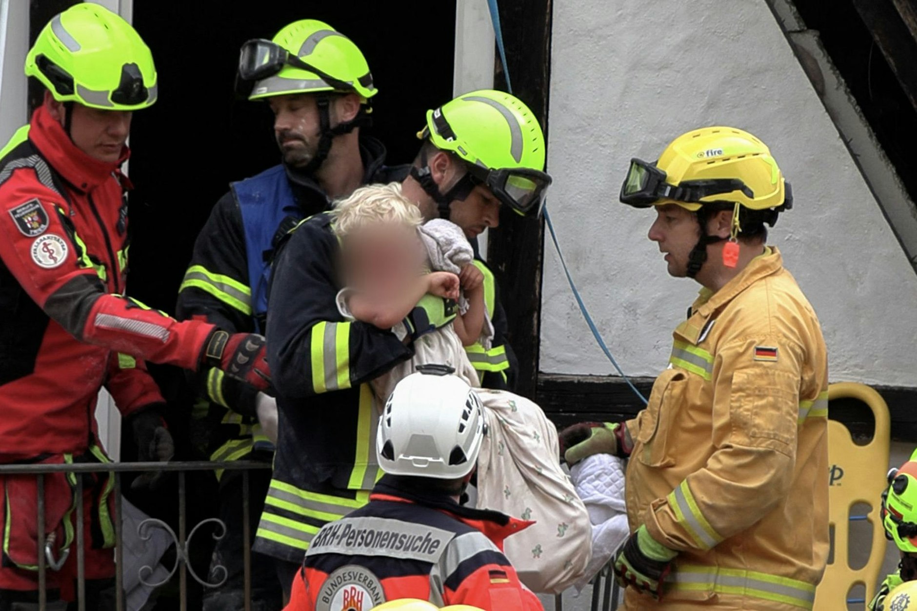 Mehrere Menschen wurden bereits aus der Ruine des eingestürzten Hotels in Kröv an der Mosel geborgen - darunter ein kleiner Junge, der eingewickelt in eine Decke herausgetragen wurde.