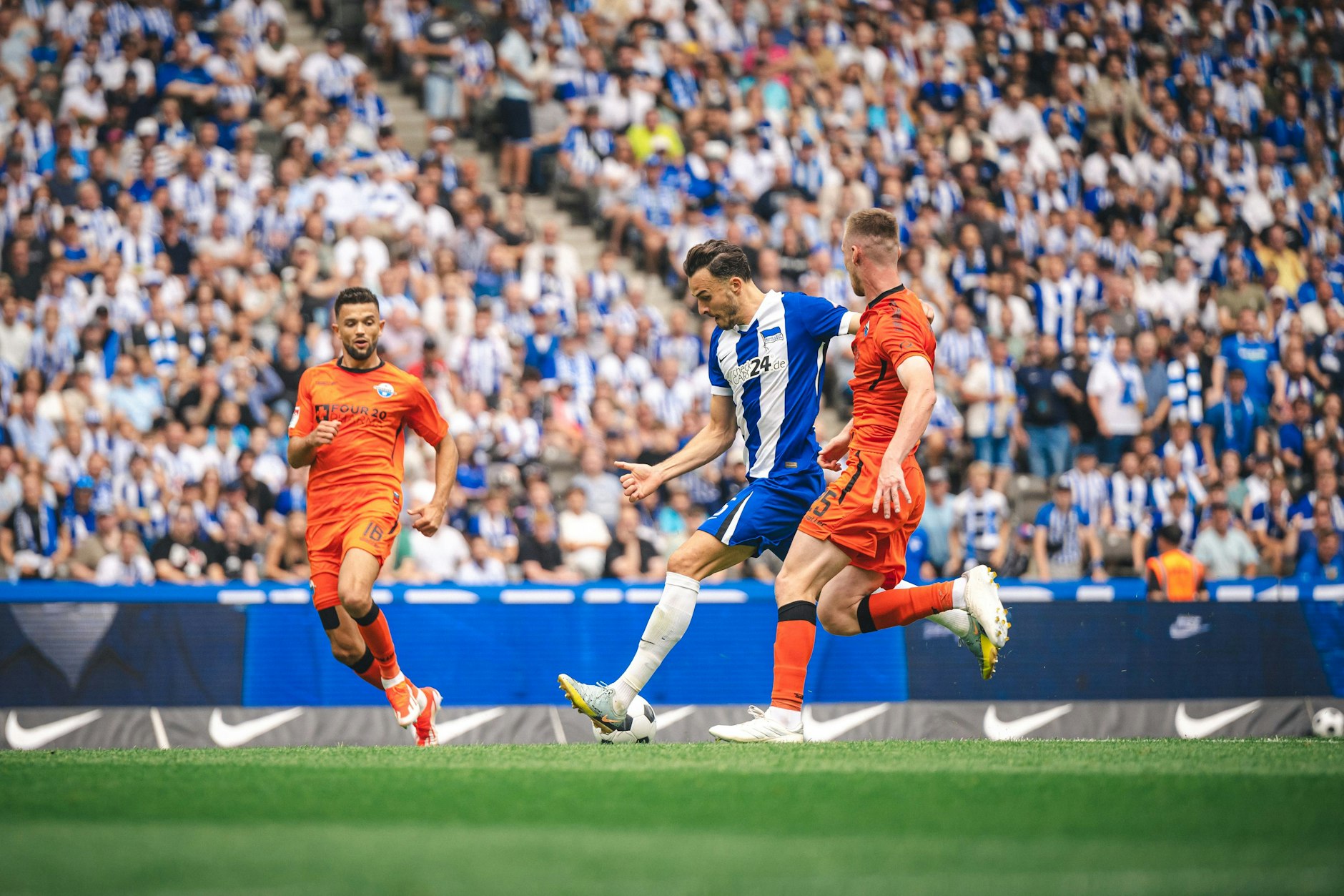Herthas Stürmer Haris Tabakovic versuchte gegen den SC Paderborn alles. Doch er traf nur den Pfosten. Die Blau-Weißen verloren 1:2.