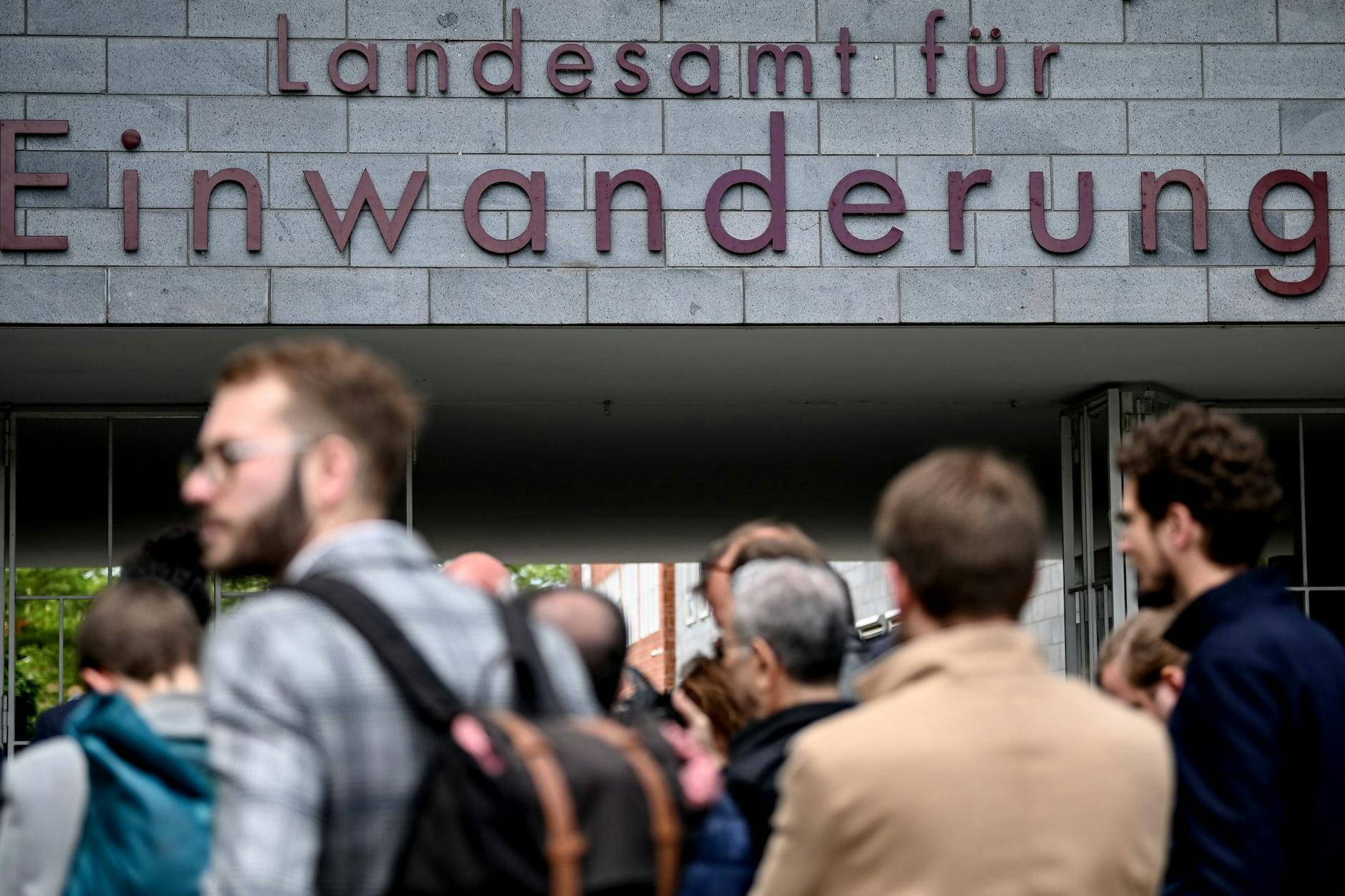 Das Berliner Landesamt für Einwanderung will mit digitalisierten Verfahren dem Ansturm Herr werden.