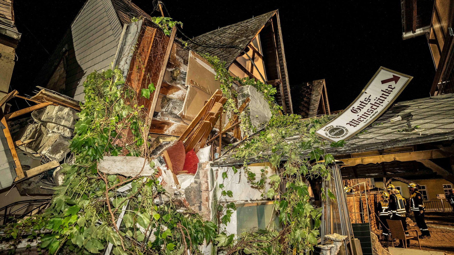 Im Moselort Kröv in Rheinland-Pfalz ist ein Hotel teilweise eingestürzt. Mehrere Menschen waren in den frühen Morgenstunden noch verschüttet. 