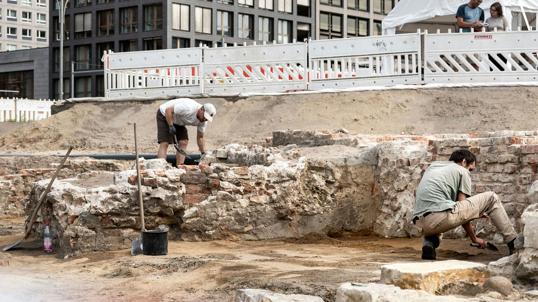 An den freigelegten Mauerresten hinter dem Roten Rathaus schauen Archäologen unter jeden Stein, ob da nicht noch ein kleiner Schatz liegt.