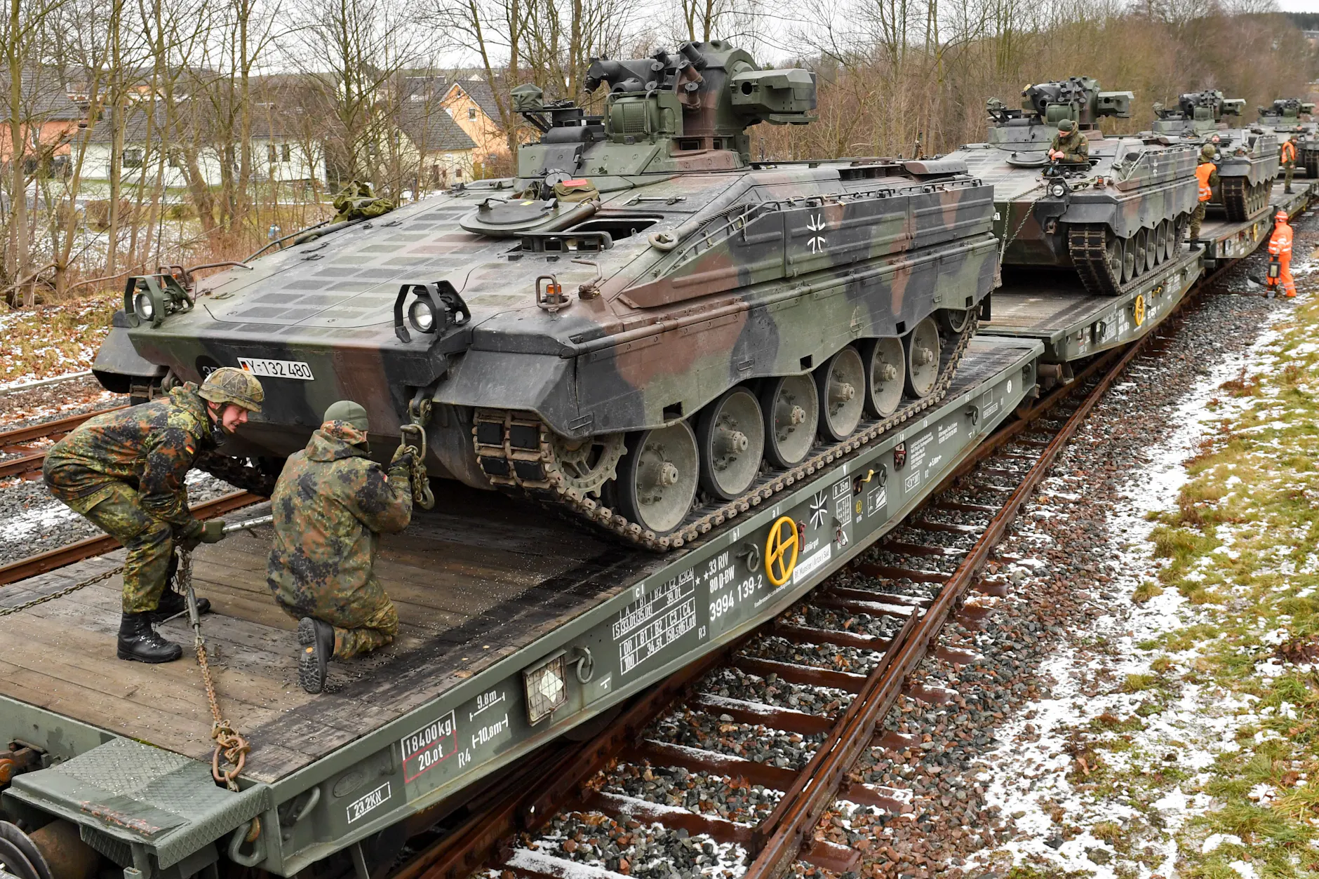 Ziel Litauen: Bundeswehrsoldaten verladen Marder-Schützenpanzer im sächsischen Marienberg. 