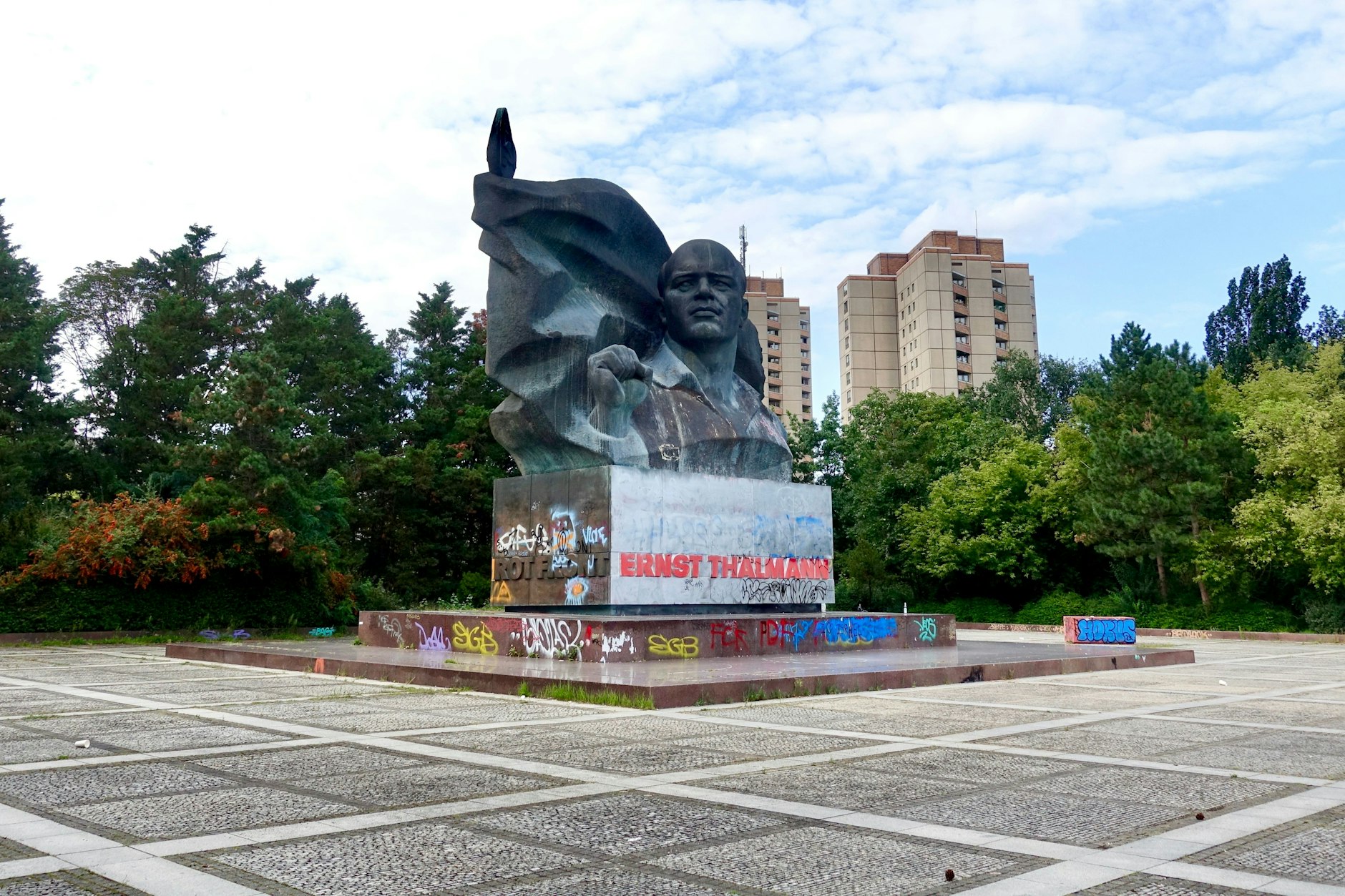 Das Thälmann-Denkmal in Berlin-Prenzlauer Berg ist nur noch eine Leinwand für Graffiti-Schmierer.