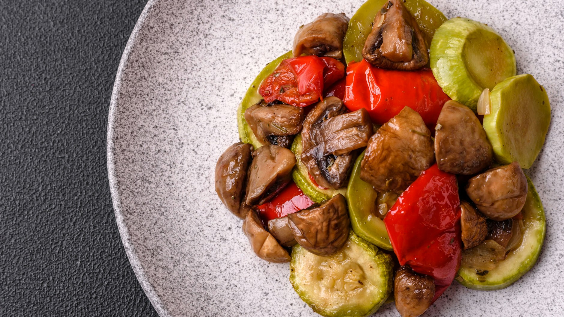 Die leckere Zucchinipfanne wird laut Rezept zum Schluss mit Crème fraîche abgeschmeckt.
