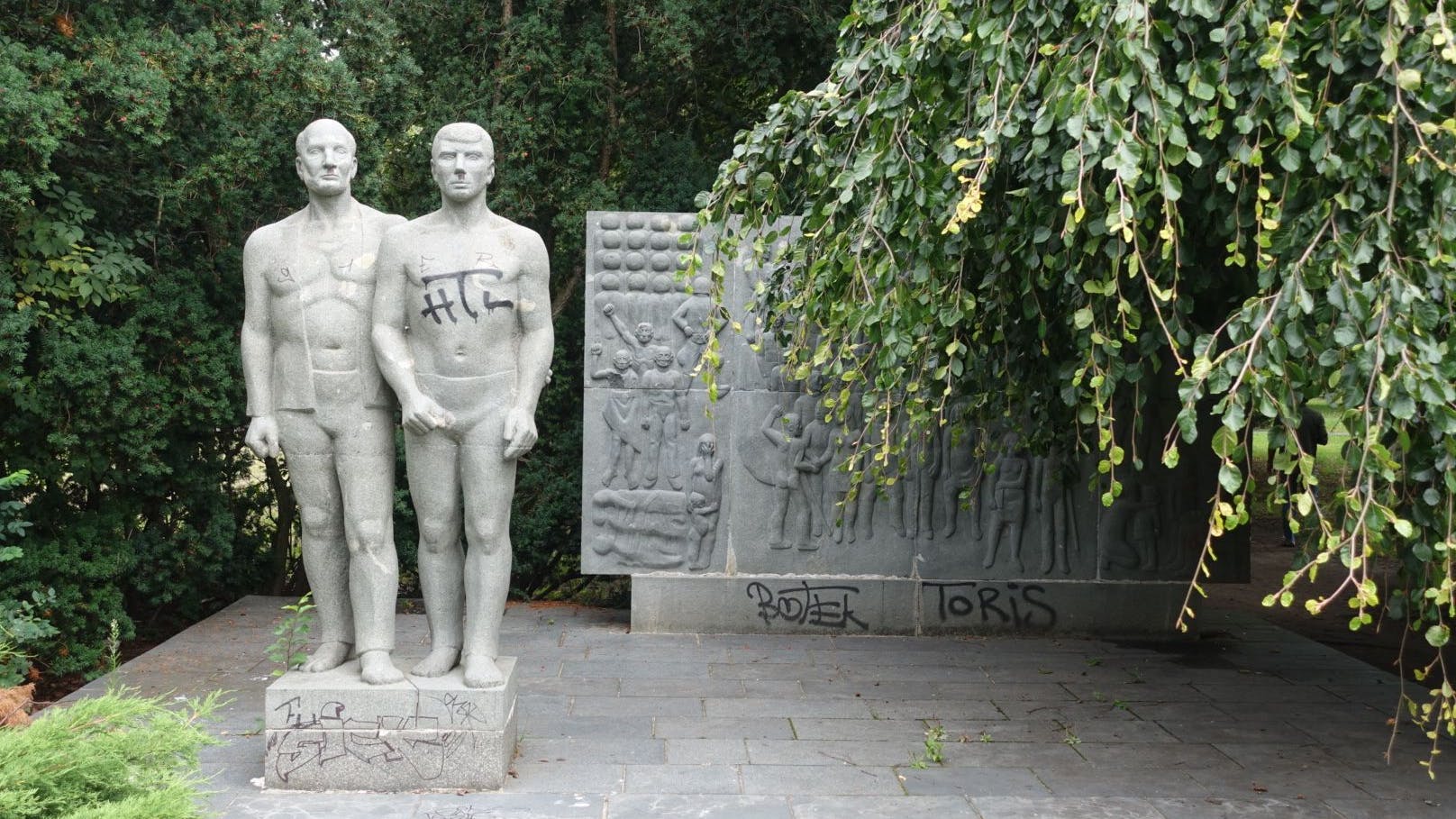 Zugewuchert und beschmiert: das Denkmal für die antifaschistischen Widerstandskämpfer im Park am Weißen See.