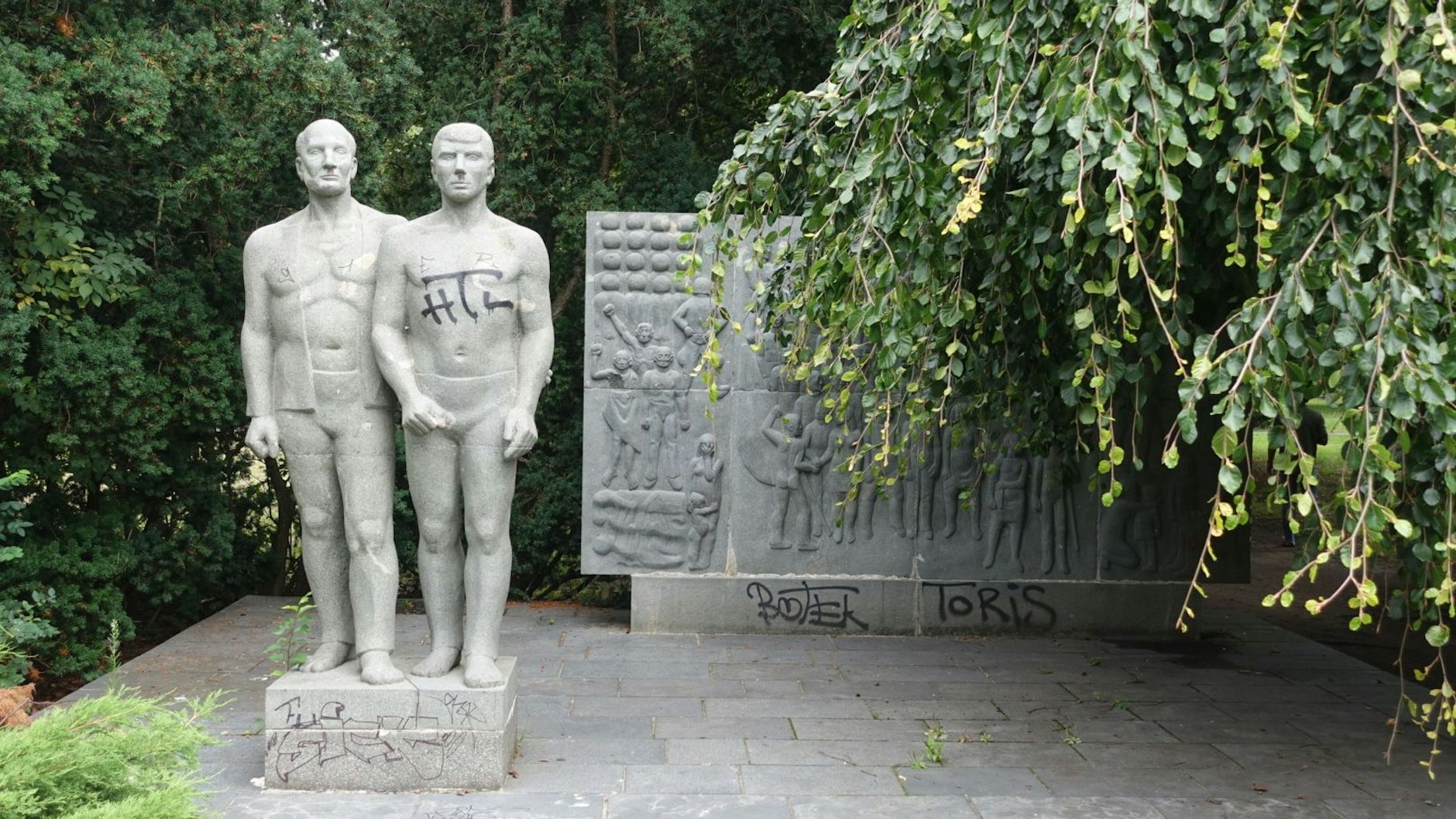 Zugewuchert und beschmiert: das Denkmal für die antifaschistischen Widerstandskämpfer im Park am Weißen See.