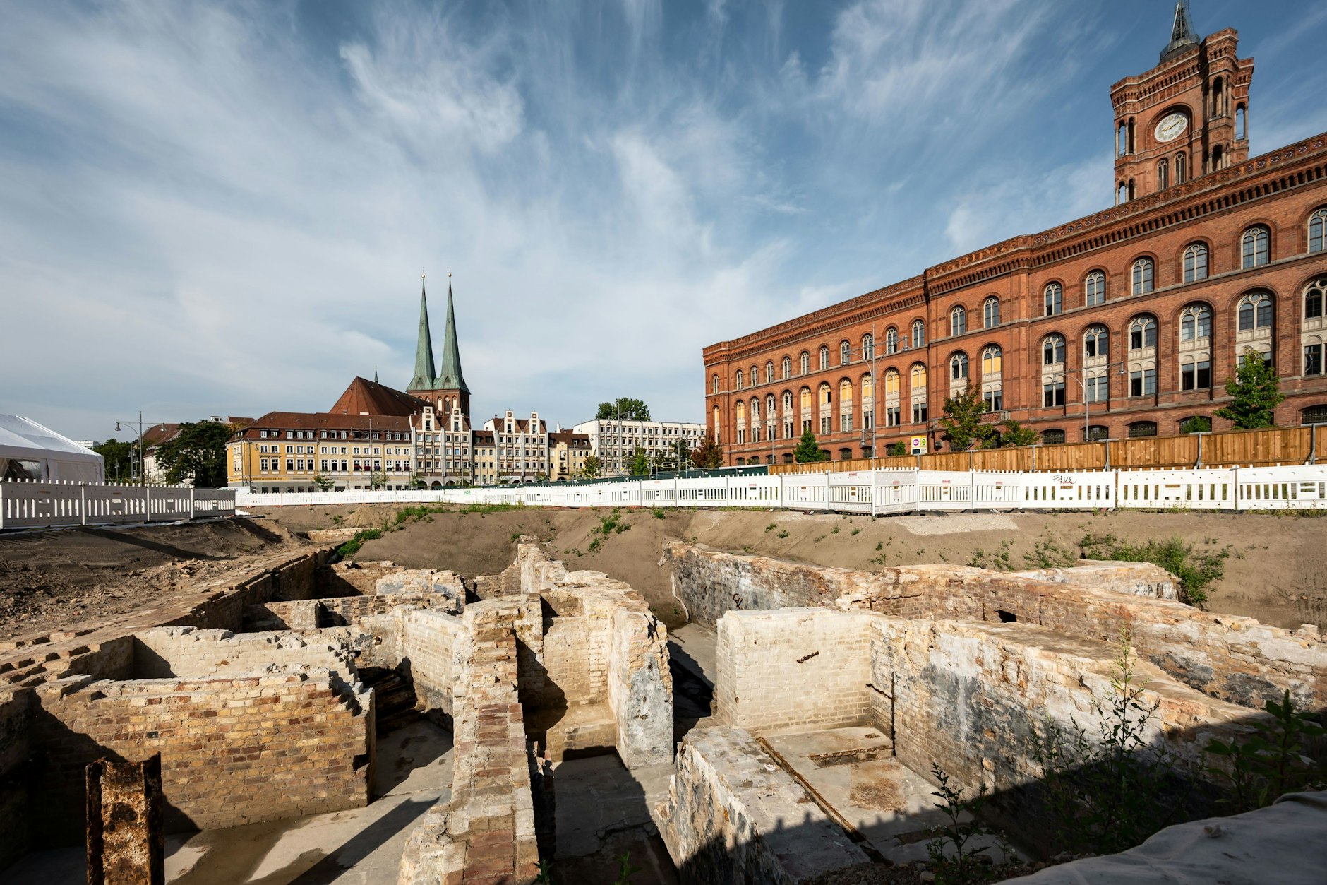 Fundamente alter Stadtbebauung im Berliner Urgrund: 600.000 Fundstücke holten die Archäologen bisher bei den Grabungen am Molkenmarkt aus dem Boden.&nbsp;