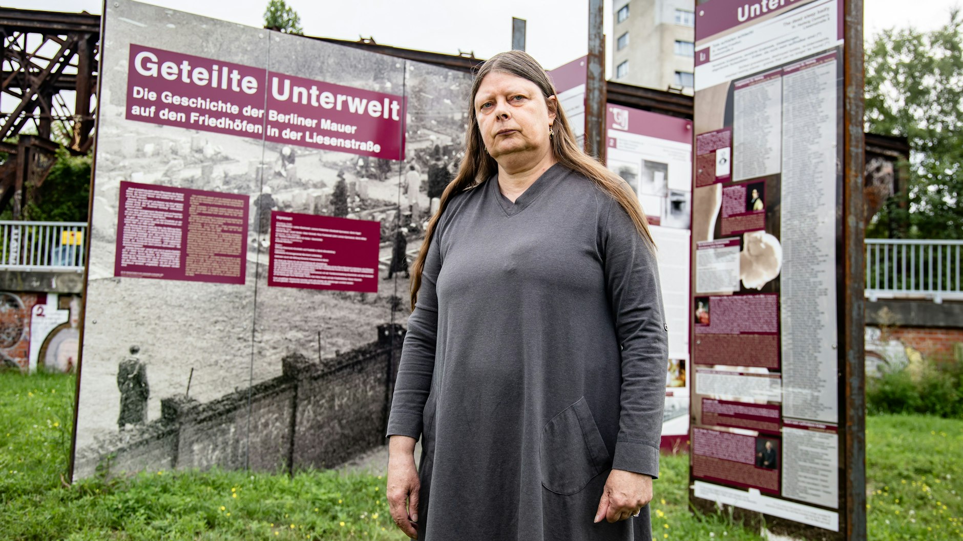 Michael Schmidt arbeitete bis kurz vor seinem Tod bei den Berliner Unterwelten e.V.&nbsp; Sabine Schmidt steht vor den Gedenktafeln.