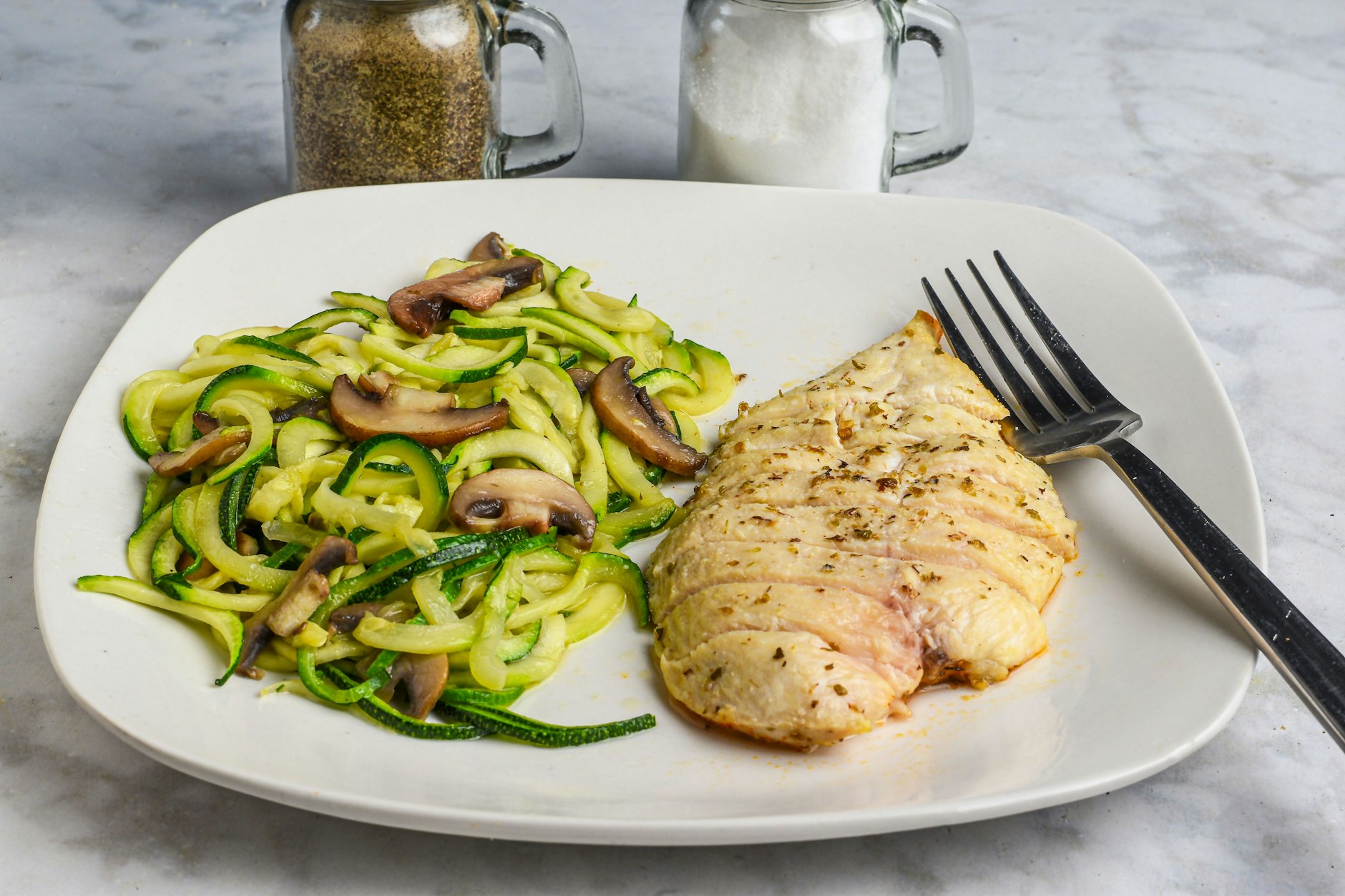 Das Rezept für Zucchinipfanne ist total sommerlich leicht und lecker.
