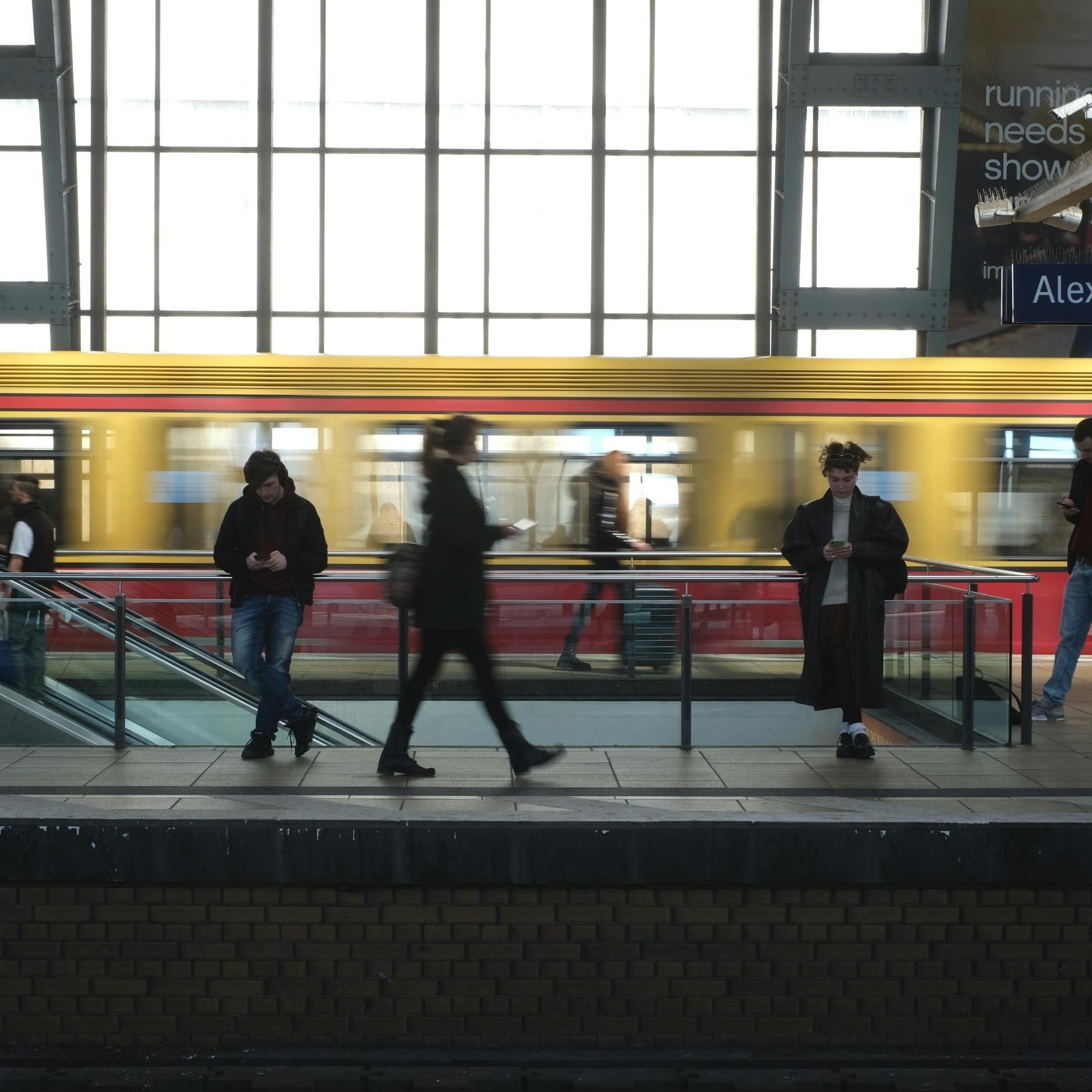 Image - Polizeieinsatz am Alexanderplatz beendet: Bahnverkehr wieder aufgenommen