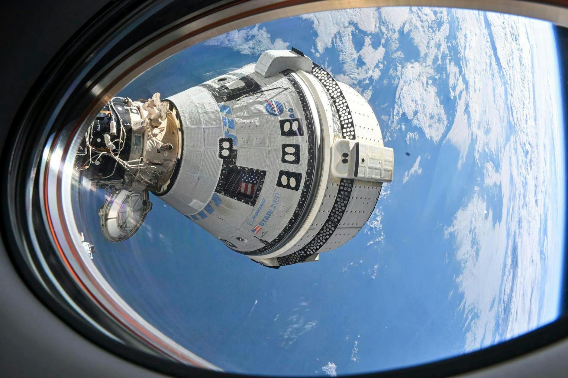 Das Raumschiff „Starliner“ angedockt an der Raumstation ISS. Technische Probleme verhindern bislang einen Rückflug zur Erde. Die Besatzung sitzt erstmal fest. 