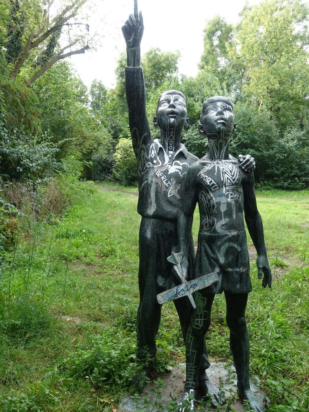 Die Kinderskulptur im Volkspark Prenzlauer Berg ist komplett bekritzelt.
