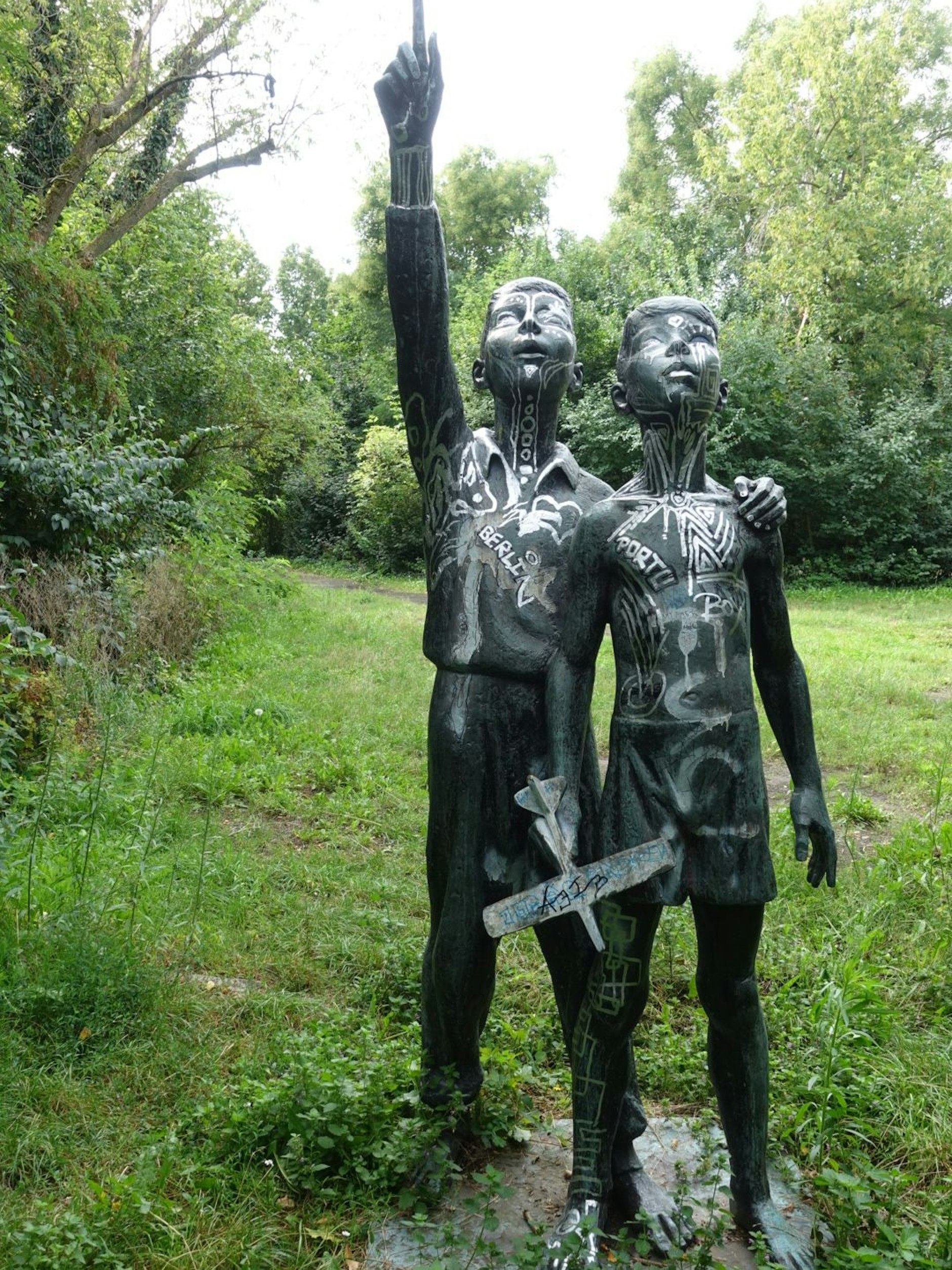 Die Kinderskulptur im Volkspark Prenzlauer Berg ist komplett bekritzelt. 