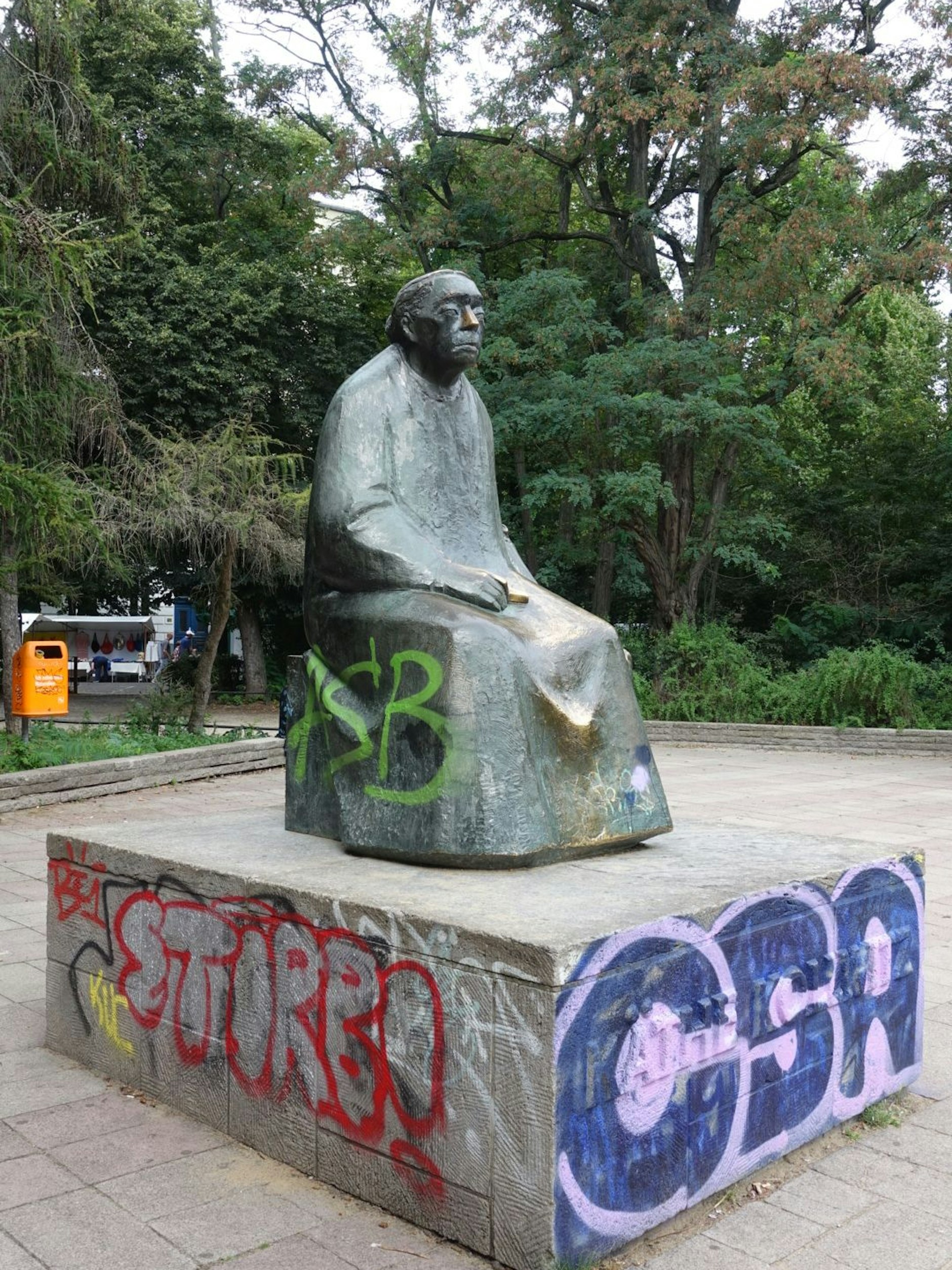Die Kollwitz-Skulptur auf dem Kollwitzplatz wird immer wieder beschmiert.