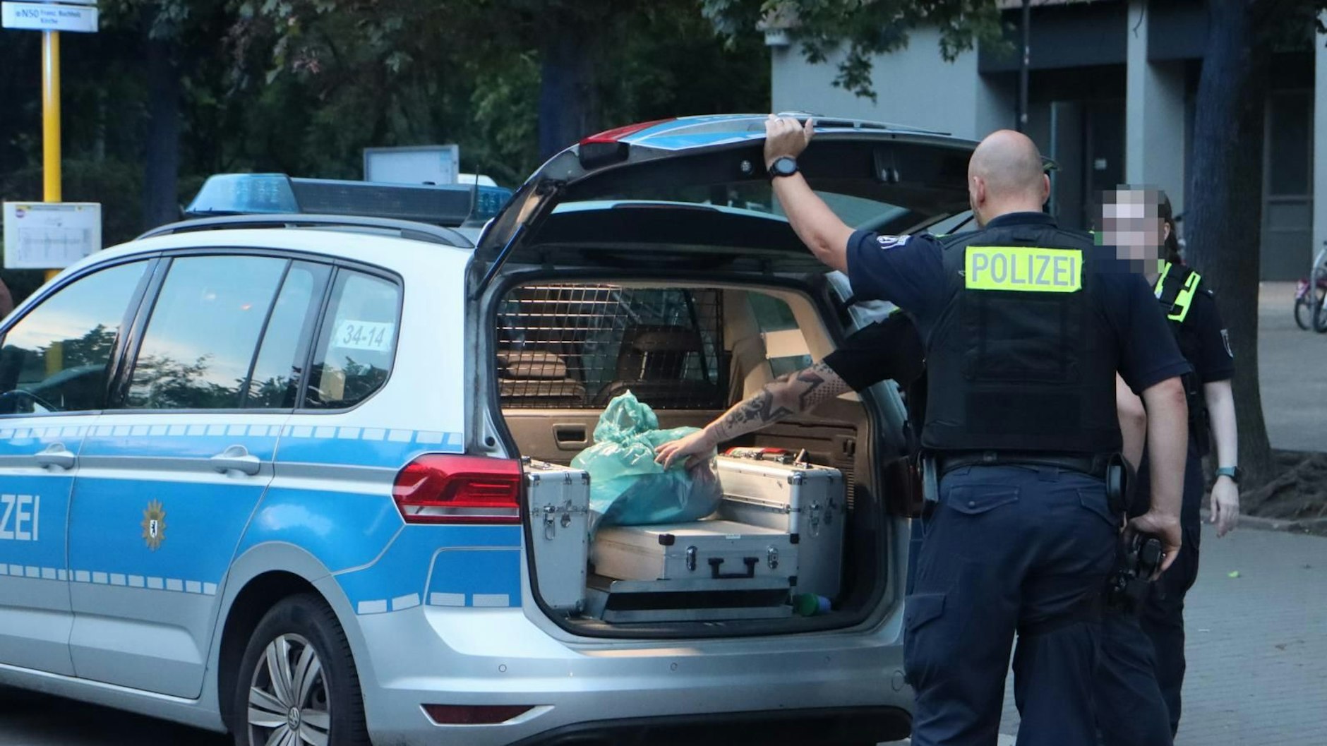 Nachdem eine Mutter und ein Kind in der Sewanstraße schwer verletzt in ihrer Wohnung gefunden worden waren, stellten Polizisten Beweismittel sicher. 