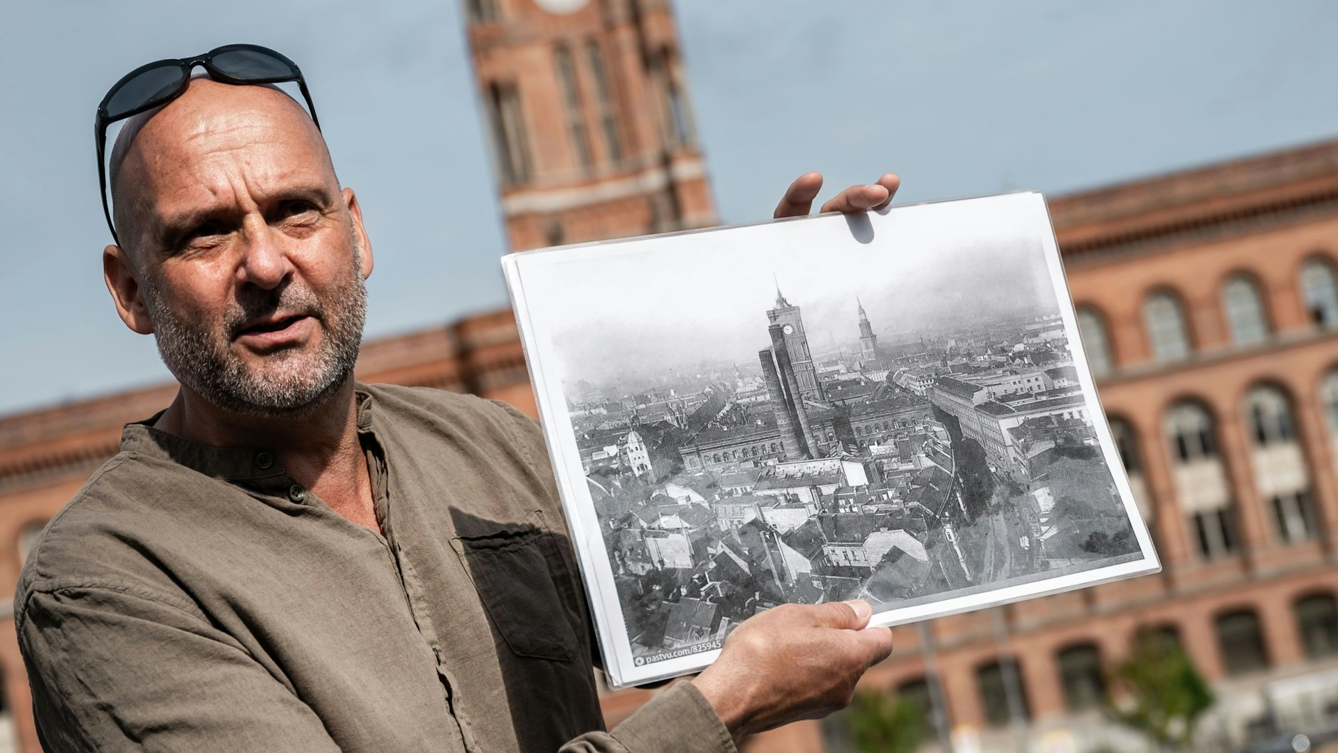 Grabungsleiter 
Eberhard Völker mit einem Foto, das zeigt, wie es vor dem Zweiten Weltkrieg am Molkenmarkt aussah. Zu erkennen sind auch die Schornsteine des Elektrizitätswerkes. Die meisten Gebäude auf dem Platz wurden zerstört.