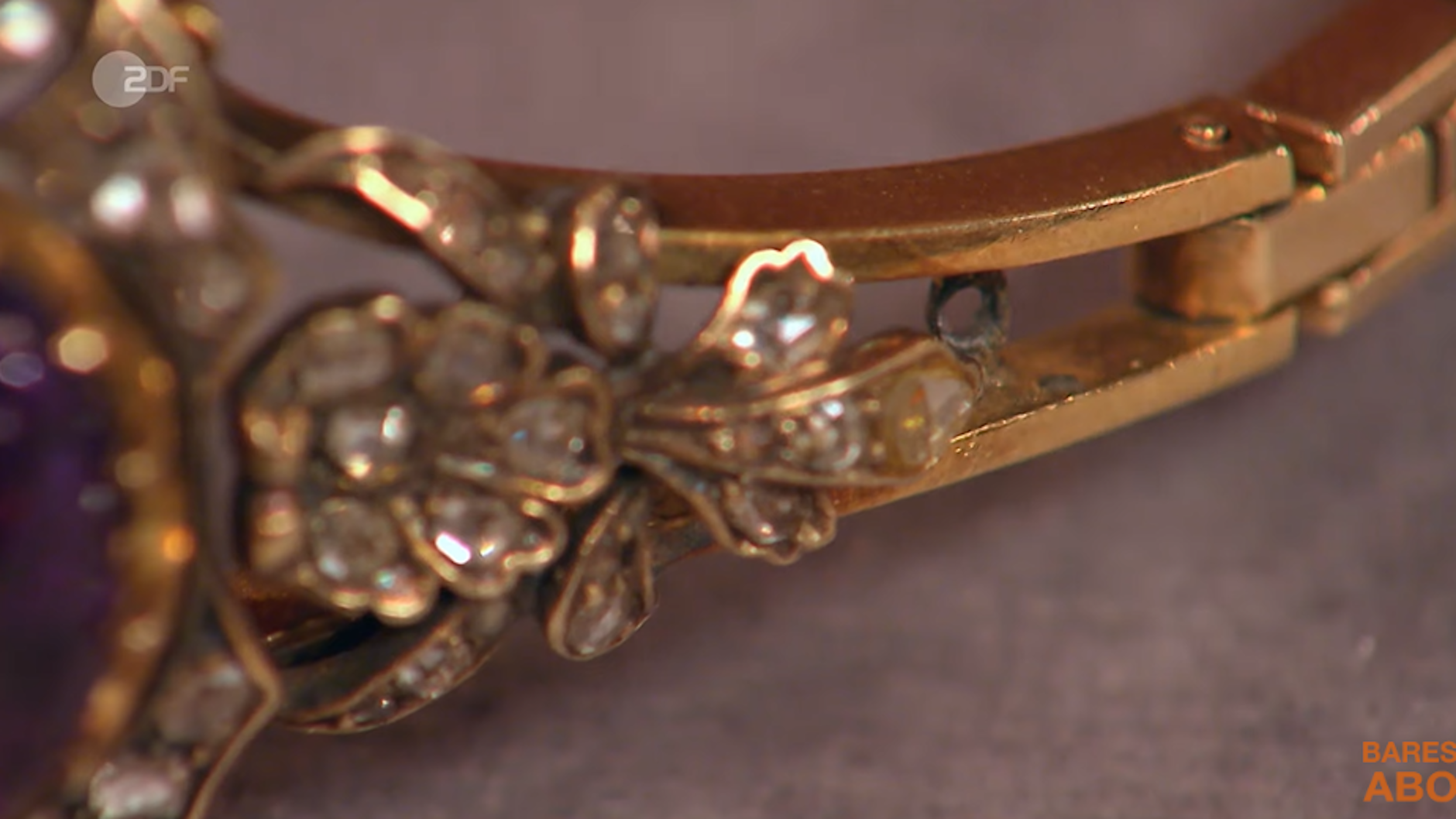 Das Armband, das bei „Bares für Rares“ unter den Hammer kommen soll, hat leider Beschädigungen. 