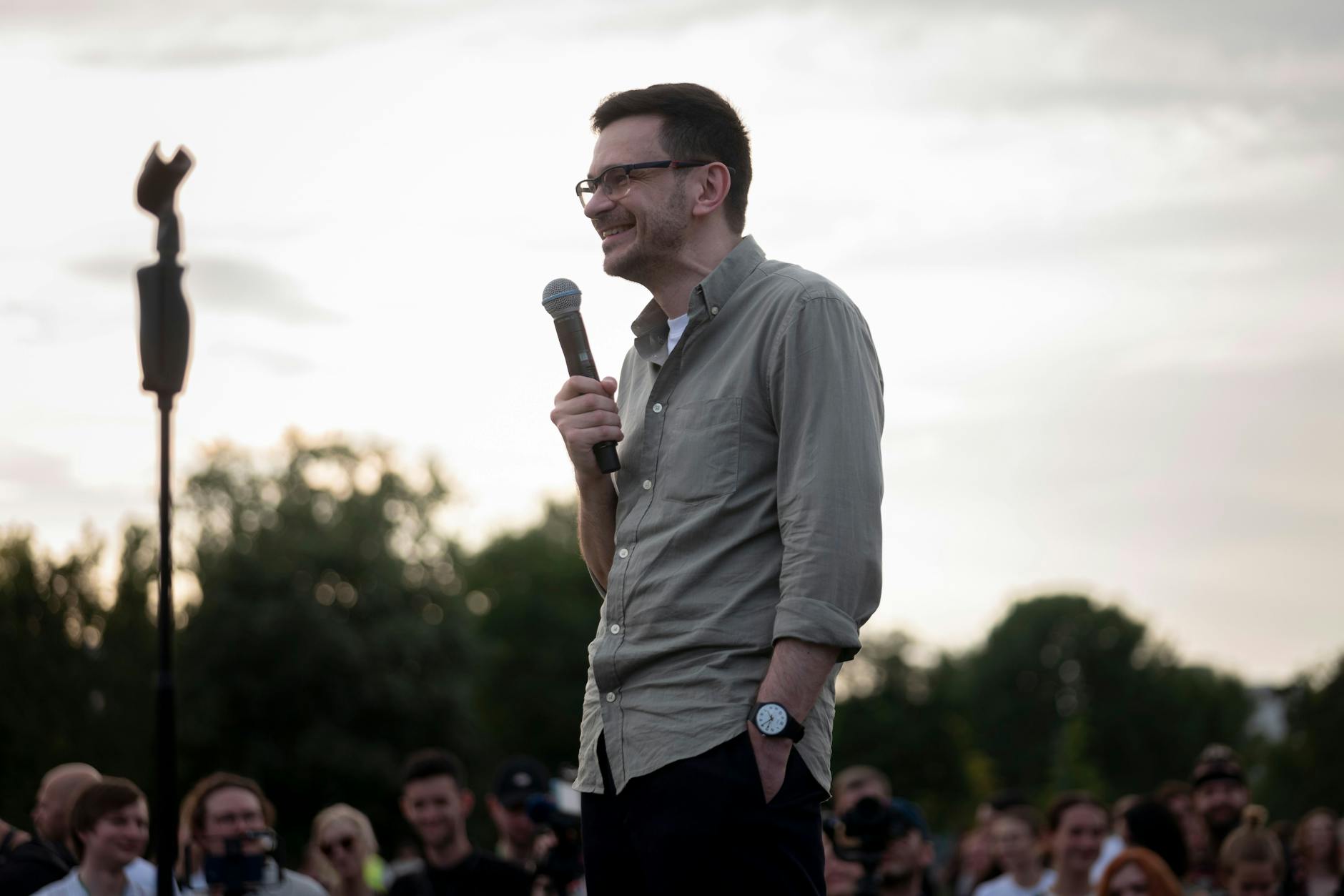 „Das lässt einen an Wunder glauben“: der freigelassene russische Oppositionspolitiker Ilja Jaschin am Mittwochabend bei seinem Auftritt im Berliner Mauerpark.