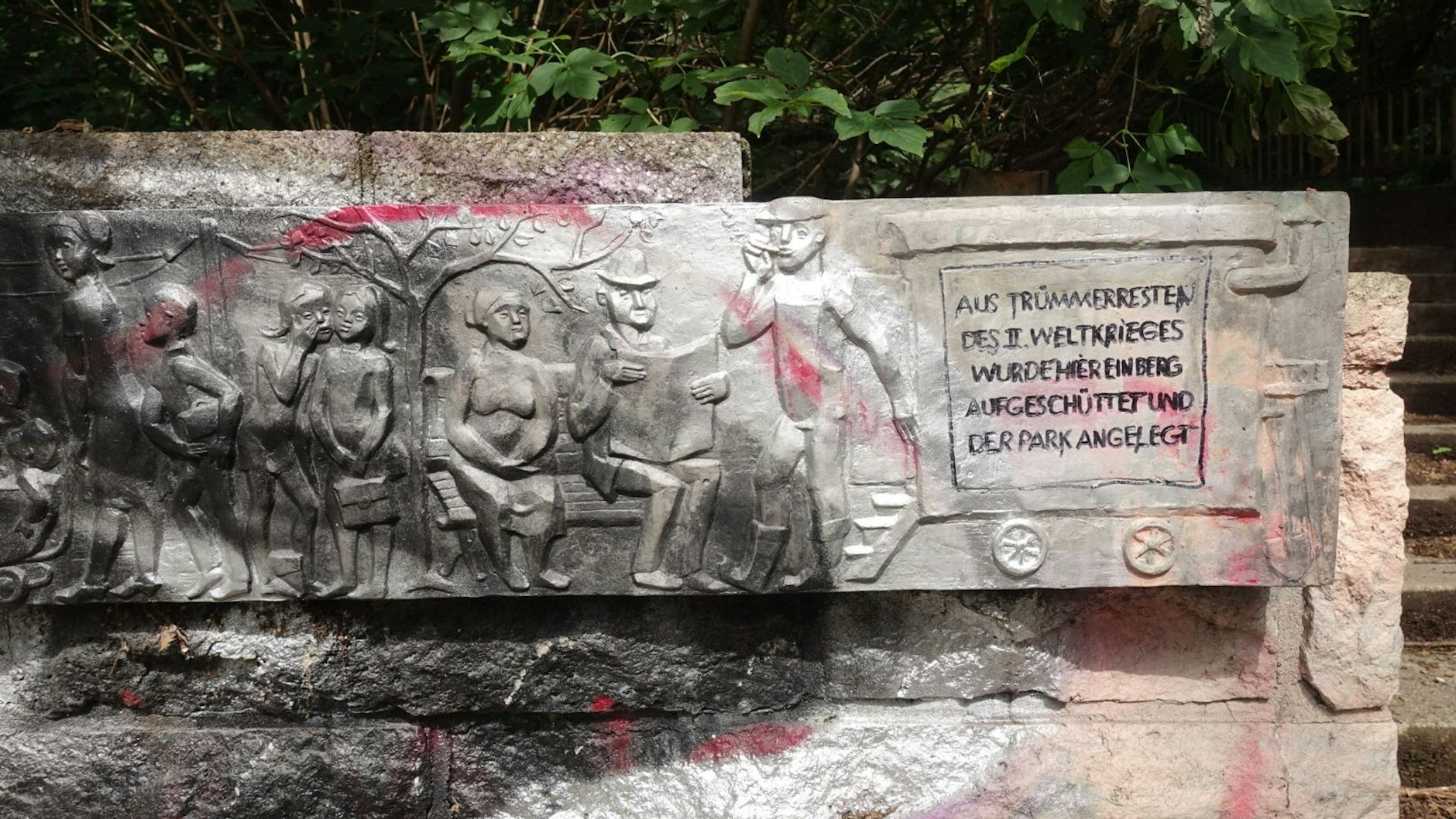 Volkspark Prenzlauer Berg: Das Relief soll erinnern und mahnen, die Parkerbauer nach dem Zweiten Weltkrieg ehren.