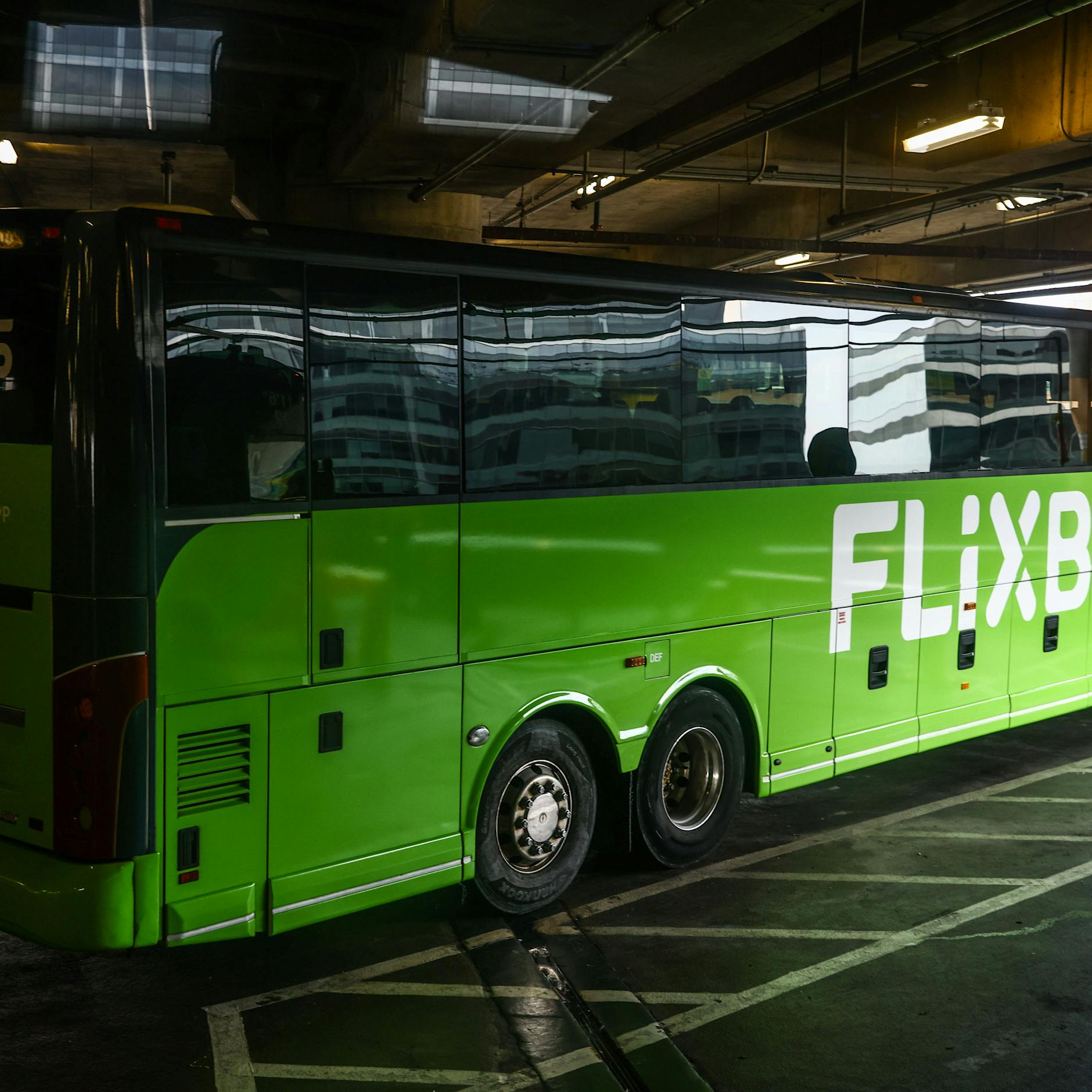 Autobahn-Drama: Flixbus aus Berlin vergisst 13 Passagiere an Raststätte