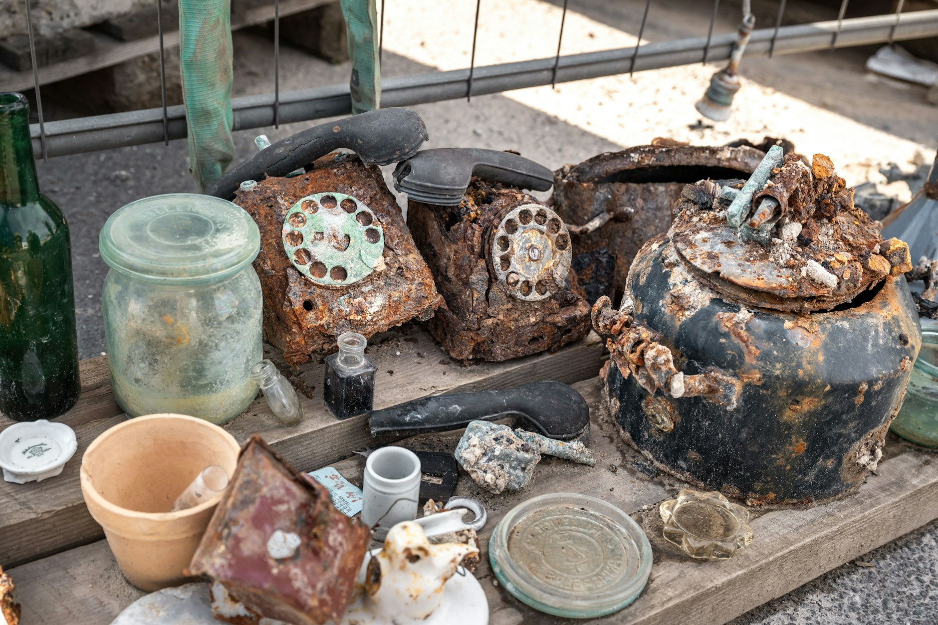 Man staunt, was man so alles unter der Erde findet: Diese verrosteten Telefone und den Kessel fanden Archäologen bei ihren Ausgrabungen am Molkenmarkt.