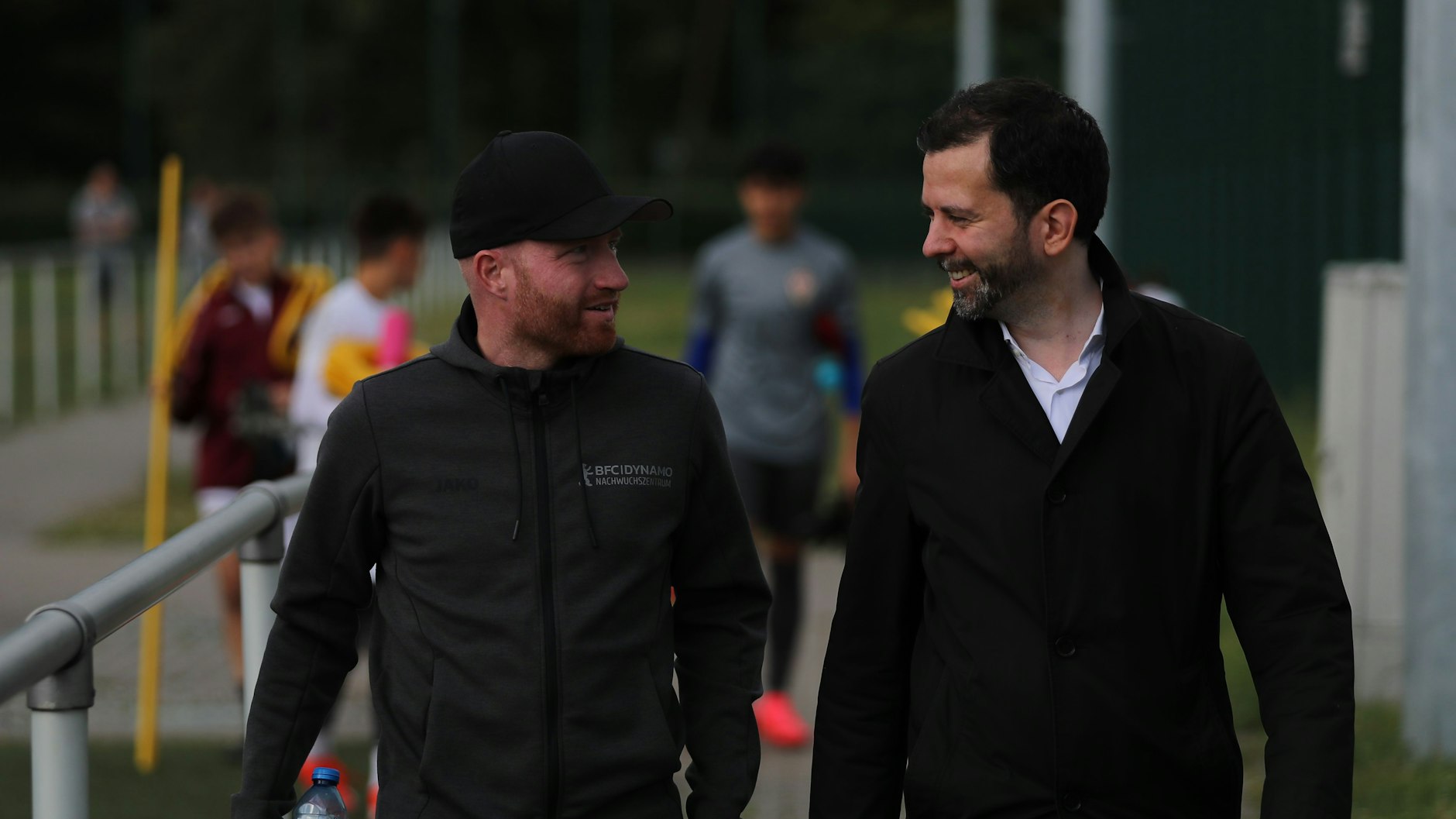 Tobias Bluhm, Jugendleiter des BFC Dynamo und Martin Pätzold, CDU-Abgeordneter aus Hohenschönhausen, im Gespräch.