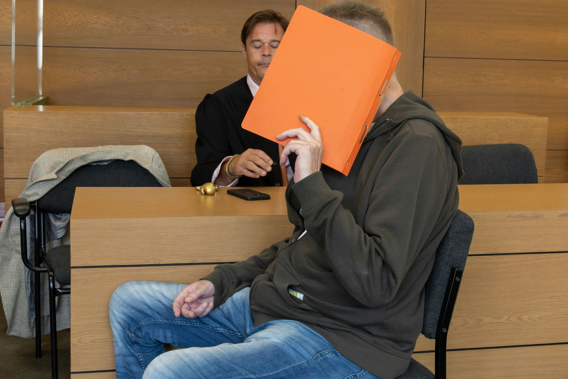 Der Angeklagte Axel S. verbirgt sein Gesicht vor Beginn des Gerichtsverfahrens.&nbsp;