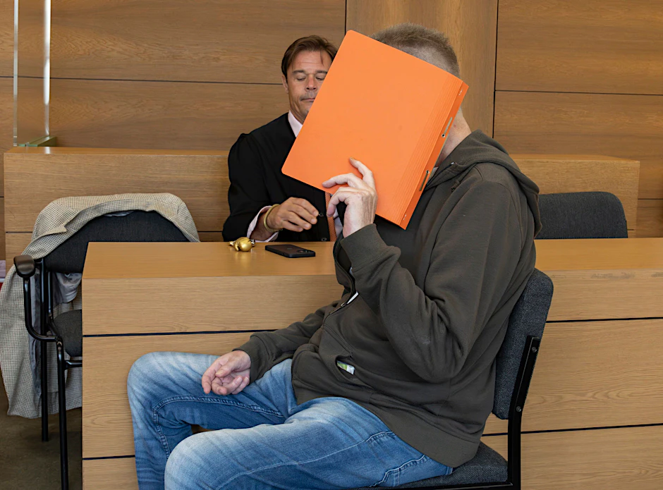 Hunderte Missbrauchsbilder auf Laptop gefunden: Polizist wegen Kinderpornos vor Gericht