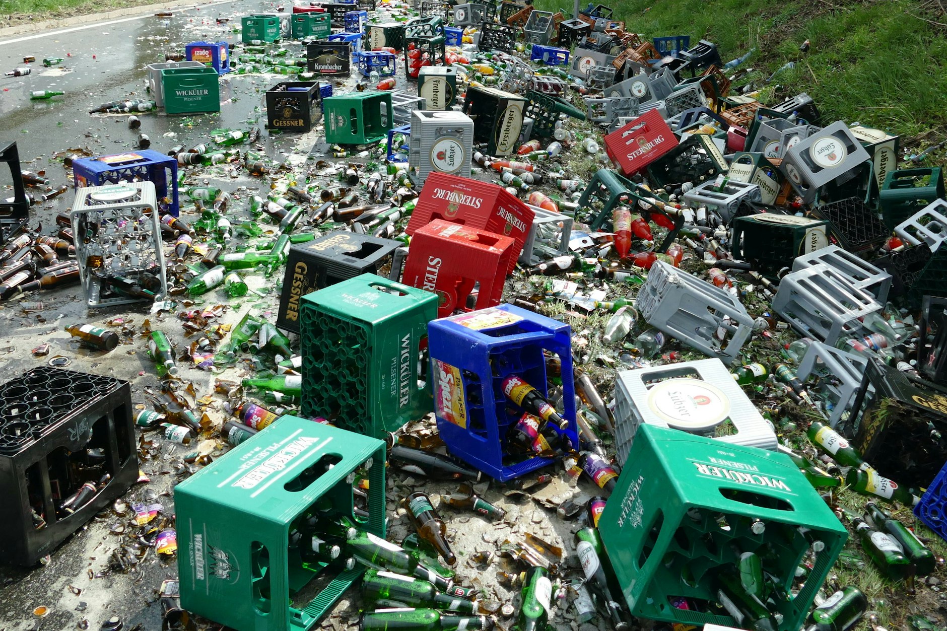 Ein Bild des Jammers – laut Polizei hatte der Lastwagen etwa 24.000 Liter Bier geladen, die nach dem Zusammenstoß mit der Leitplanke auf der Fahrbahn landeten. (Symbolbild)