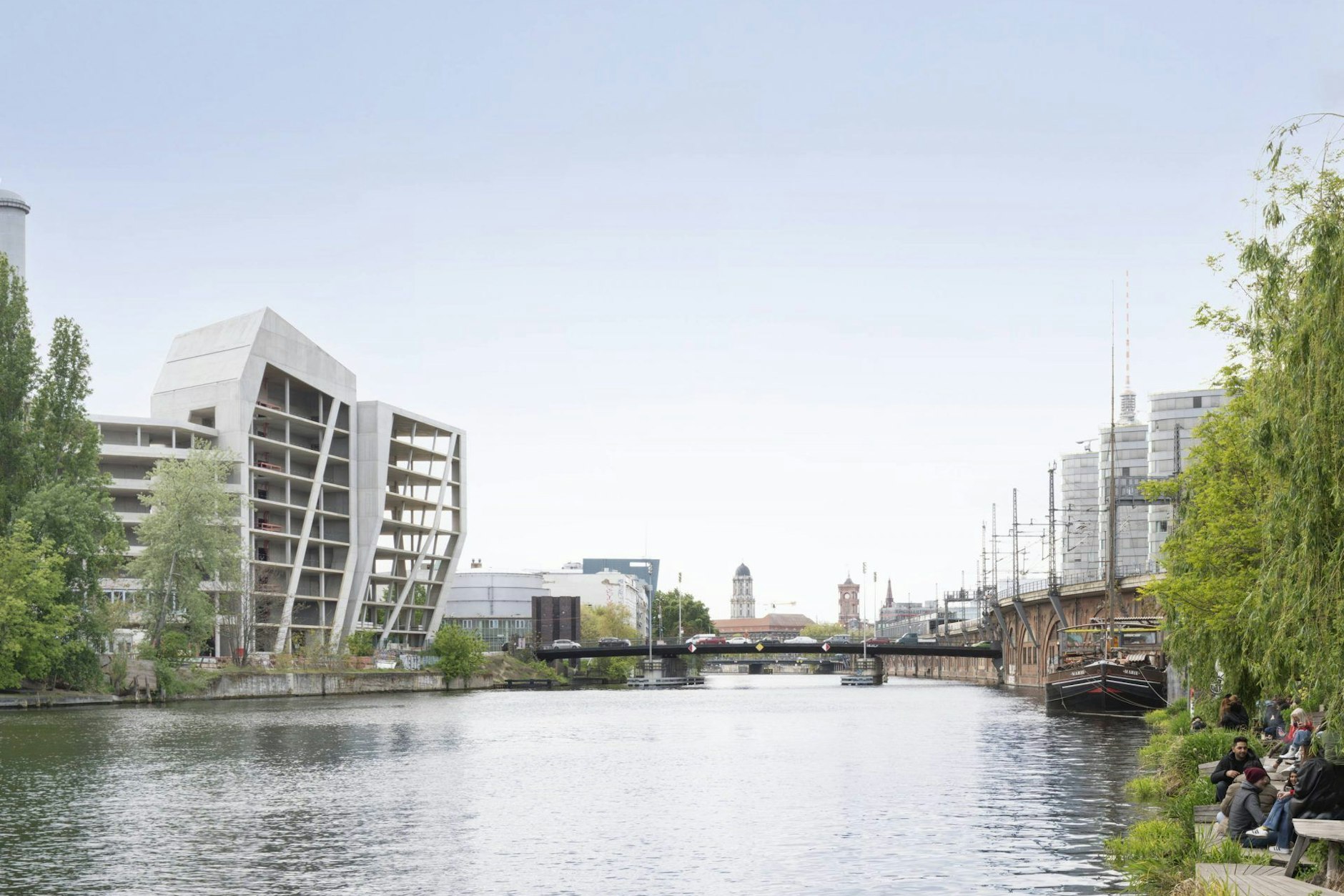Das Projekt „Elements“ in Berlin-Mitte (l.) sollte ein Schmuckstück an der Spree werden. Heute ist es eine Geisterbaustelle.