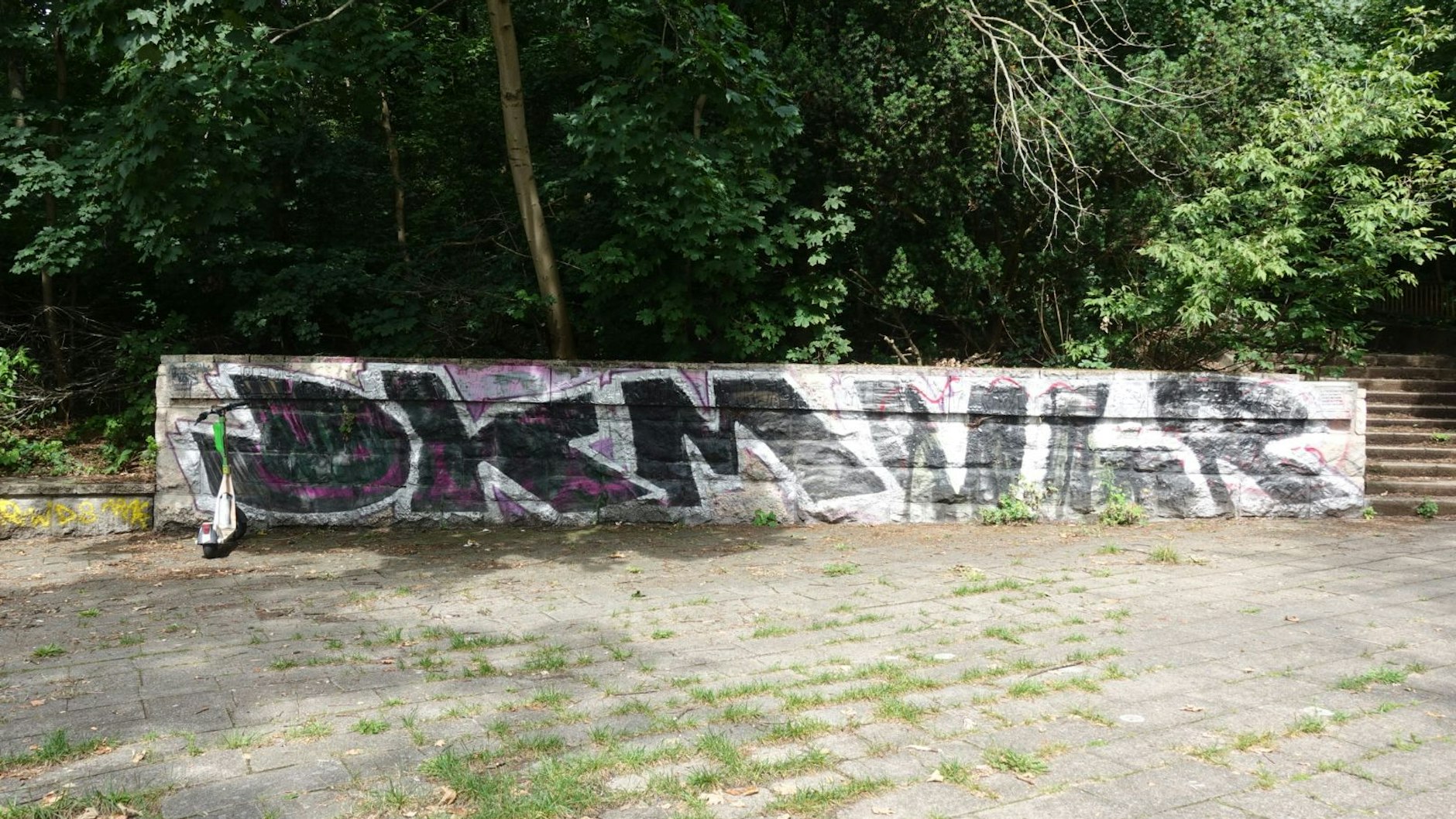 Volkspark Prenzlauer Berg: Das Relief ist komplett unter einer Graffiti-Schmiererei verschwunden.