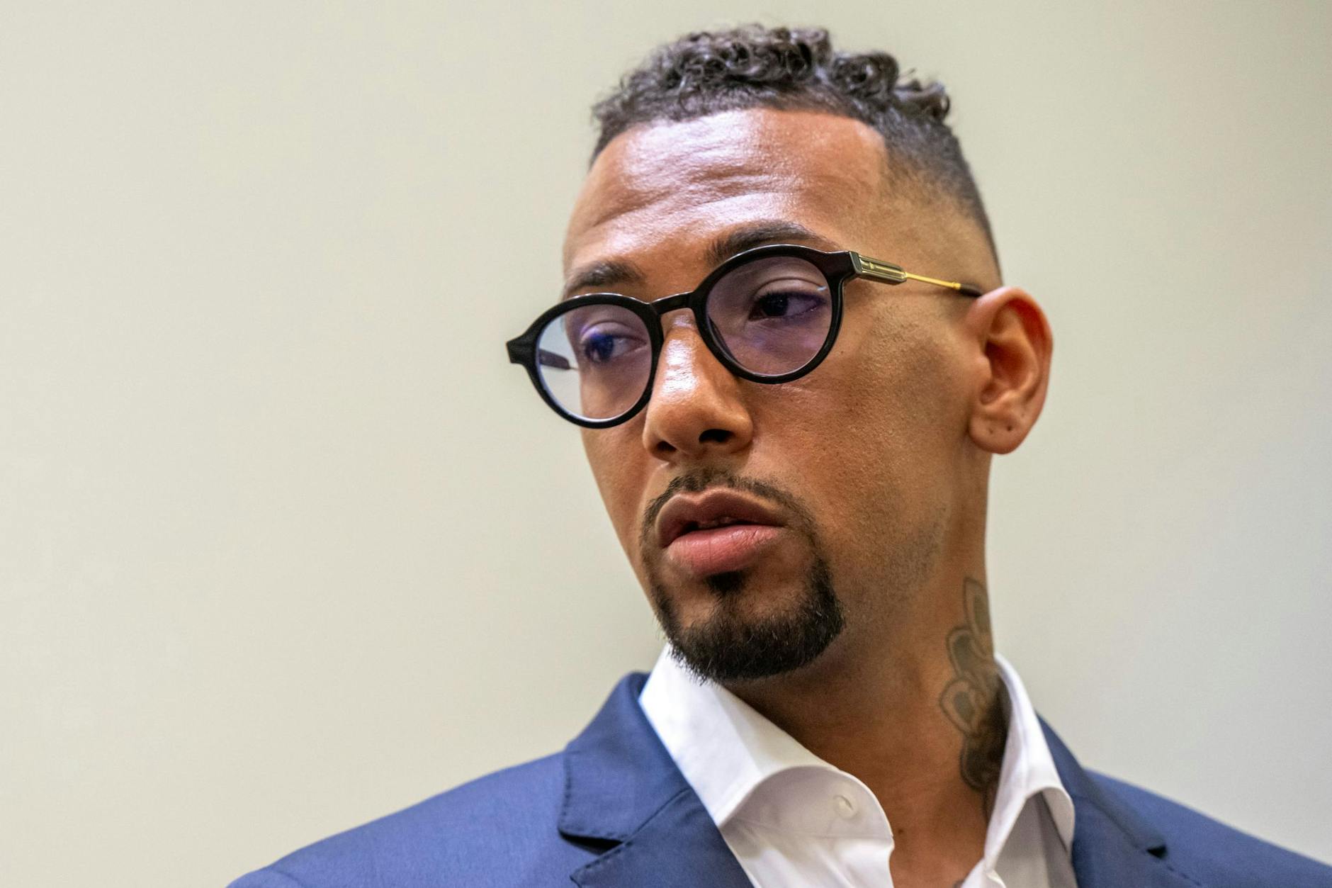 Berlin: Jérôme Boateng steht an einem der Verhandlungstage im Gerichtssaal.