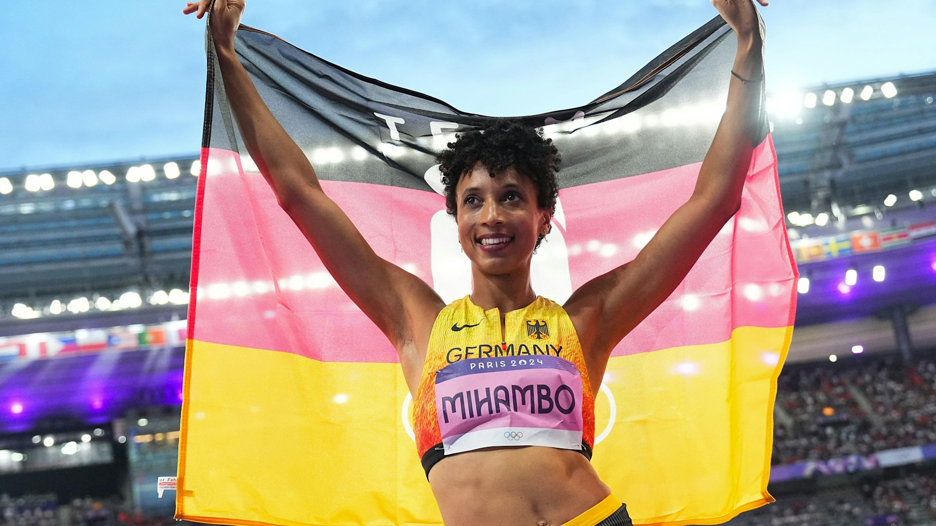 Malaika Mihambo feiert Silber nach dem Finale.