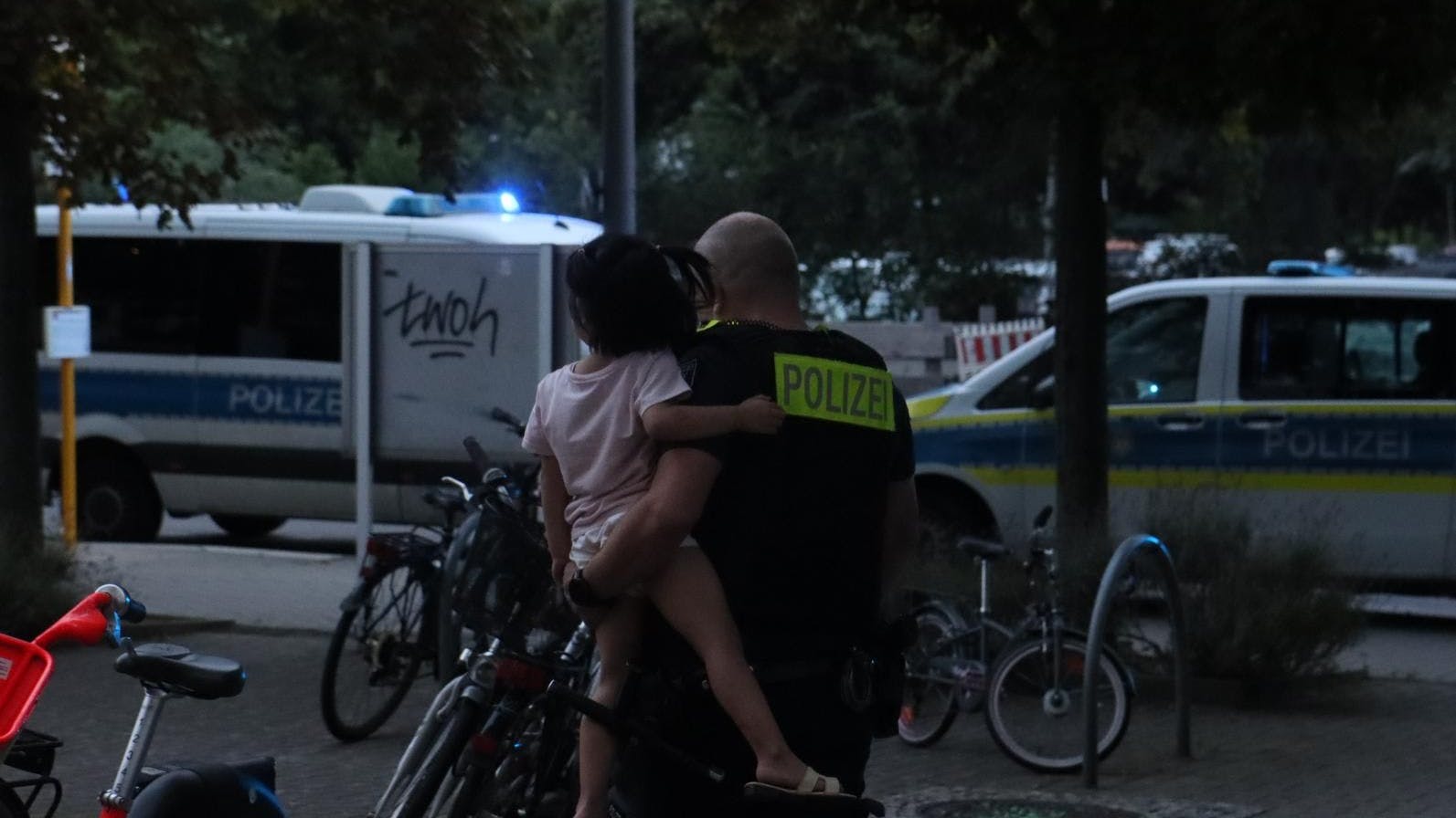 Ein Poliziste kümmerte sich um ein Kleinkind, dass in der Friedrichsfelder Wohnung war, in der eine Mutter und ein Kind schwer verletzt worden waren.