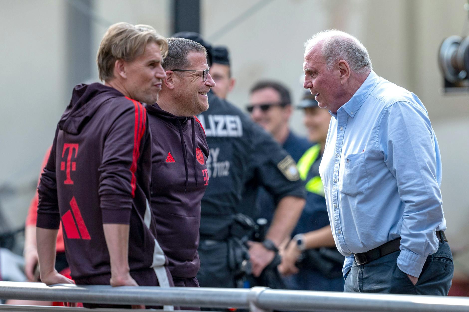 Max Eberl und Sportdirektor Christoph Freund (47) führen beim FC Bayern die Verhandlungen. Das letzte Wort hat offenbar aber weiter Uli Hoeneß (72, v.l.) 